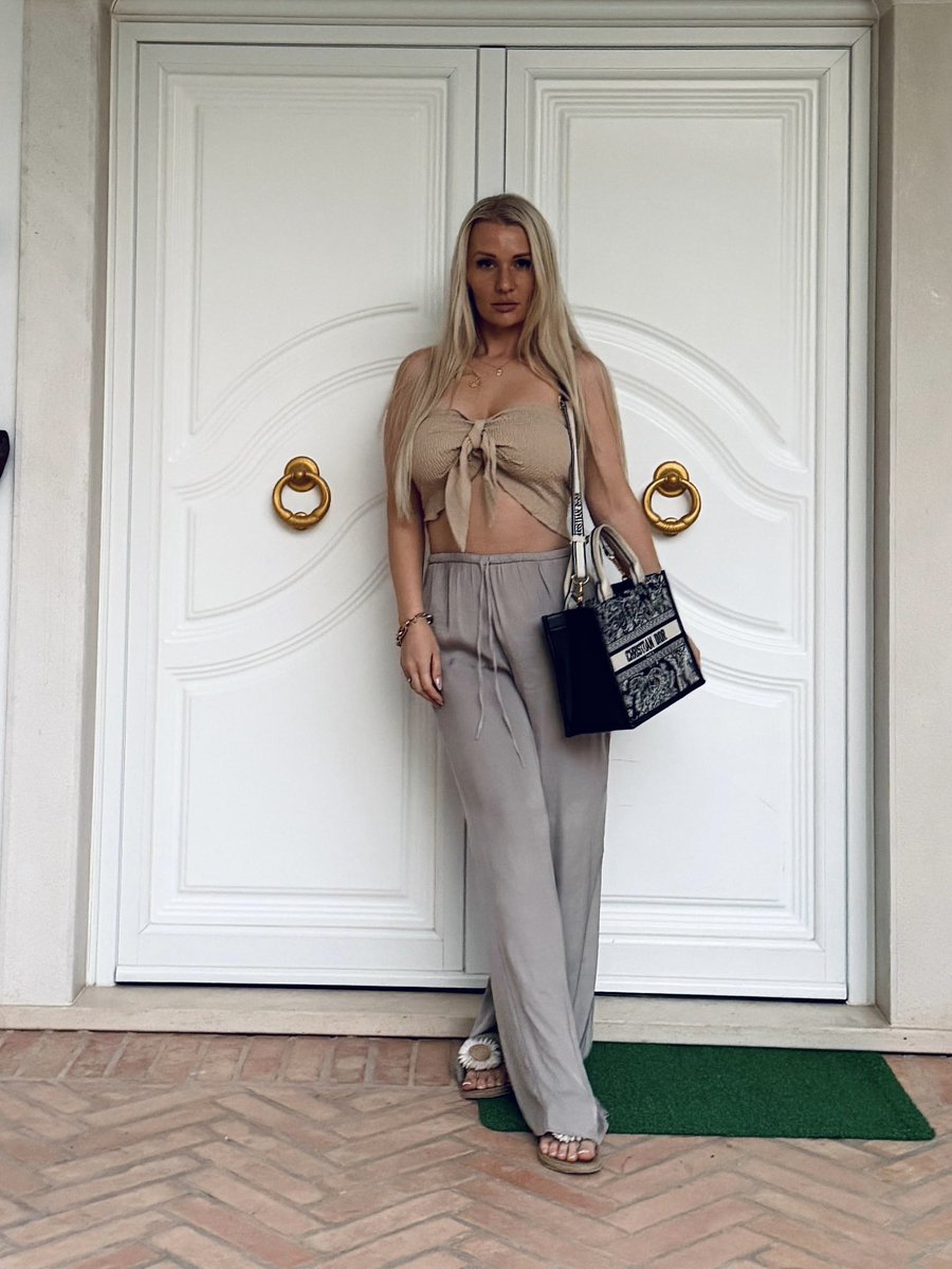TheDyballatrixx's tweet photo. The BOSS is here…

Get grovelling bitches 💅🏻 https://t.co/wewANaANRI