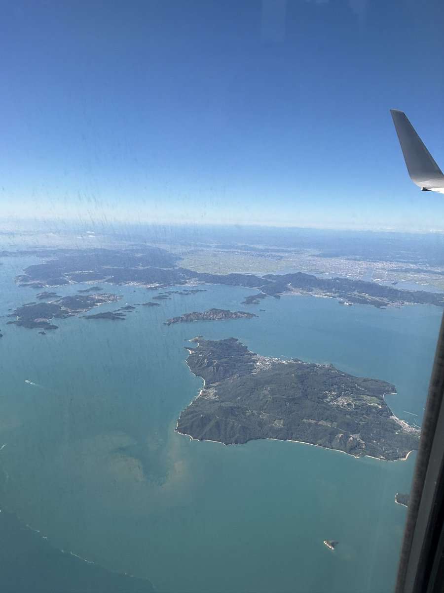 asami1988's tweet photo. 上空から見る瀬戸内海香川と岡山の間くらい。
ちょっと茶色っぽいモヤになってるのは昨日までの雨で土が流出してるのか⁇ https://t.co/GrQXjni9TZ