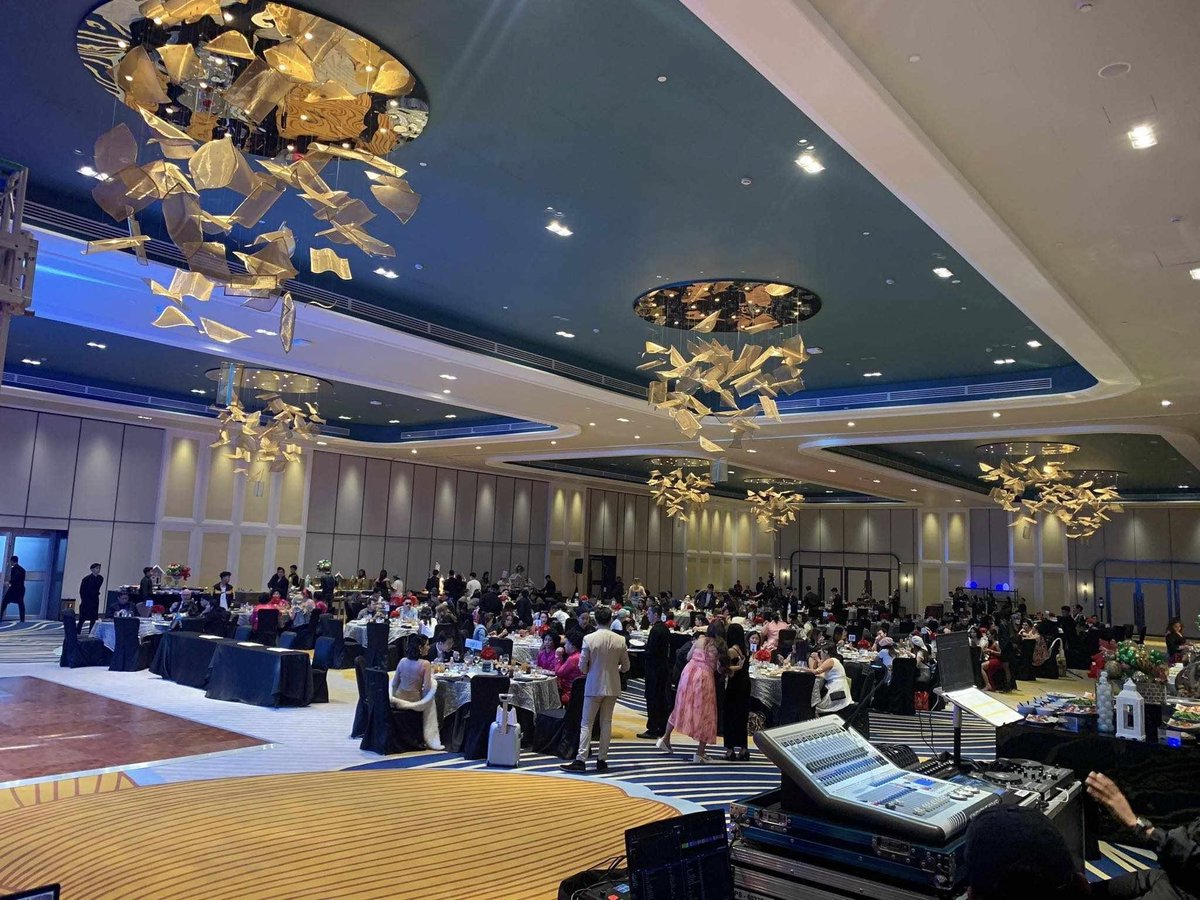 jjyncart's tweet photo. maganda sana if solaire theater para makakita parin kahit nasa pinakalikod seats pero baka maliit lang area if kasama pa ang verification area compared sa grand ballroom🥹

solaire resort theater                grand ballroom https://t.co/2EAmOzGBxk