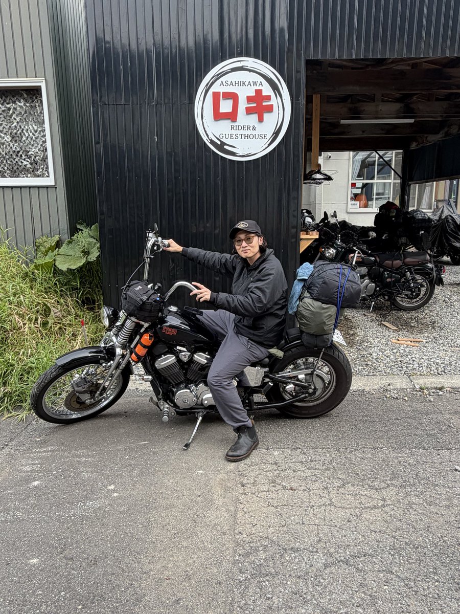 raidrhouseROKI's tweet photo. イケメンライダーオシャレなスティード
北海道旅楽しみます😊

女性も気軽に泊まれる宿
フェリー降りたらとりあえずロキ😊
＊『日本一周の旅人』応援宿
日本ライダーハウス連合加盟店
北海道ライダーハウスラリー参加店

#ライダーハウスロキ #旭川ロキ #ロキ #北海道ツーリング #バイク女子 https://t.co/huJbolR1sE