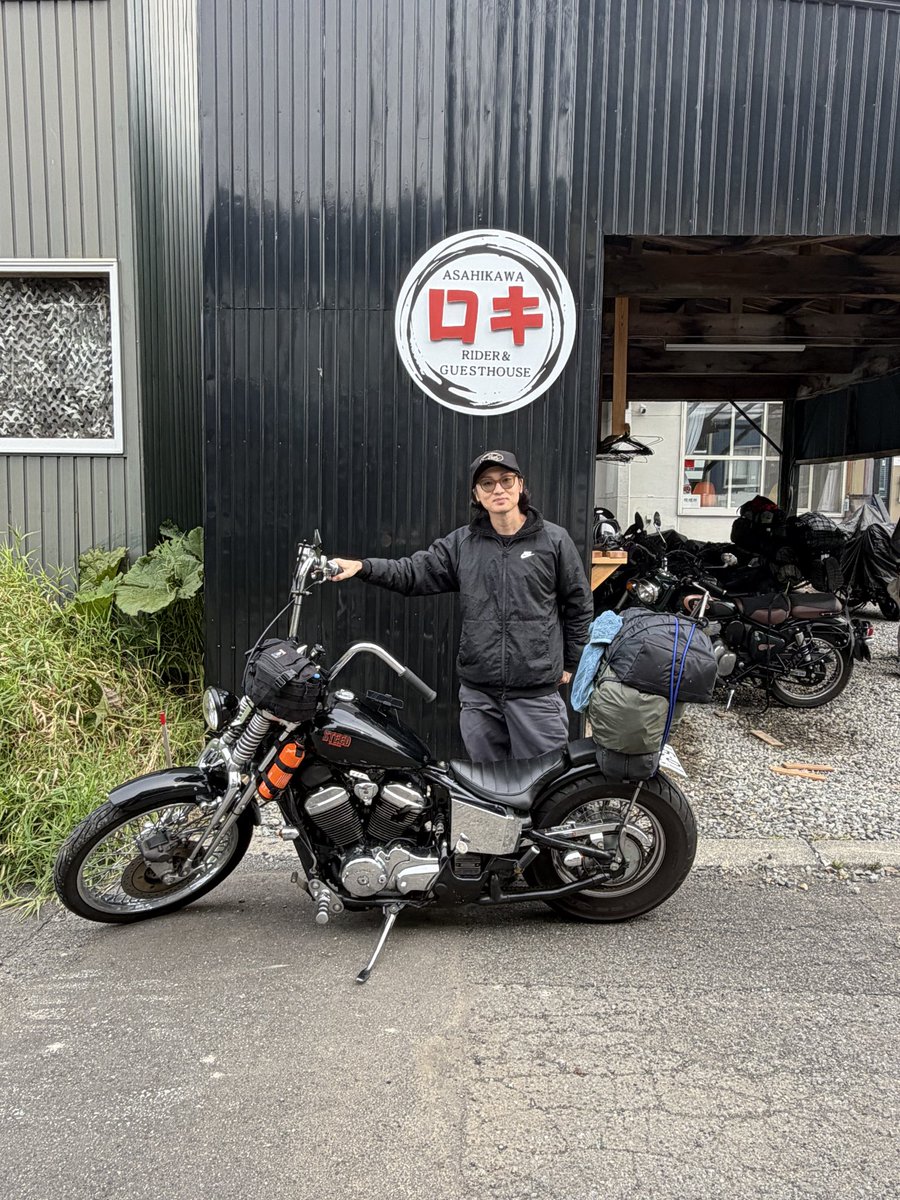 raidrhouseROKI's tweet photo. イケメンライダーオシャレなスティード
北海道旅楽しみます😊

女性も気軽に泊まれる宿
フェリー降りたらとりあえずロキ😊
＊『日本一周の旅人』応援宿
日本ライダーハウス連合加盟店
北海道ライダーハウスラリー参加店

#ライダーハウスロキ #旭川ロキ #ロキ #北海道ツーリング #バイク女子 https://t.co/huJbolR1sE