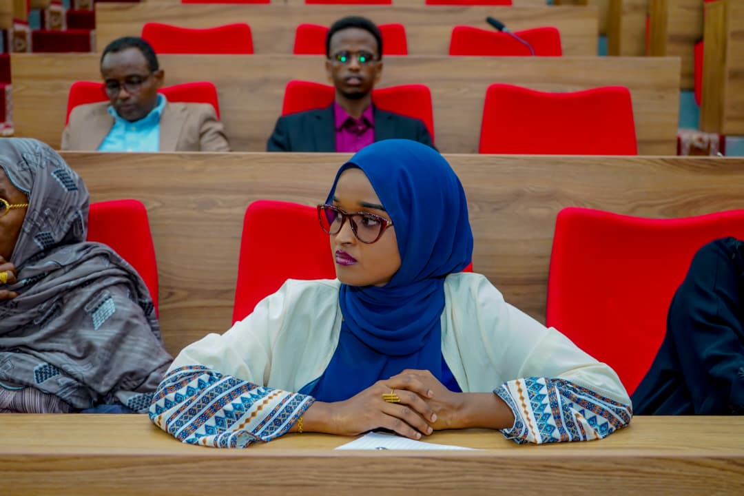 somalipubagenda's tweet photo. @FarhiaMohamuud, the @SPAPolicyLab Director, participated in a learning and field tour to Dhuusamareeb, Galmudug, through SONSA's GOLE-KAAB project. The visit included a workshop on public finance, covering public budgeting, revenue and expenditure, and the budget approval process, including the roles of the executive and parliament.

The team visited Dhuusamareeb local government, where the mayor and district committee heads hosted them. They discussed local governance, development priorities, and the district administration’s work, followed by a tour of government offices and development projects the district undertook.

The visit also included the Galmudug State Parliament, where members of parliament engaged with the team on the legislature's role and work. The team toured the parliament and learned about its departments and institutional functions.

The engagement connected research and learning with institutions responsible for public finance, local governance, and oversight, while providing first-hand insights into how these institutions operate at the state and local levels.

#SomaliPublicAgenda #Galmudug