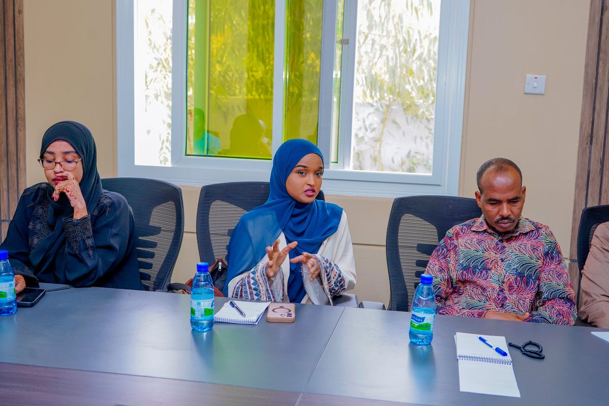 somalipubagenda's tweet photo. @FarhiaMohamuud, the @SPAPolicyLab Director, participated in a learning and field tour to Dhuusamareeb, Galmudug, through SONSA's GOLE-KAAB project. The visit included a workshop on public finance, covering public budgeting, revenue and expenditure, and the budget approval process, including the roles of the executive and parliament.

The team visited Dhuusamareeb local government, where the mayor and district committee heads hosted them. They discussed local governance, development priorities, and the district administration’s work, followed by a tour of government offices and development projects the district undertook.

The visit also included the Galmudug State Parliament, where members of parliament engaged with the team on the legislature's role and work. The team toured the parliament and learned about its departments and institutional functions.

The engagement connected research and learning with institutions responsible for public finance, local governance, and oversight, while providing first-hand insights into how these institutions operate at the state and local levels.

#SomaliPublicAgenda #Galmudug