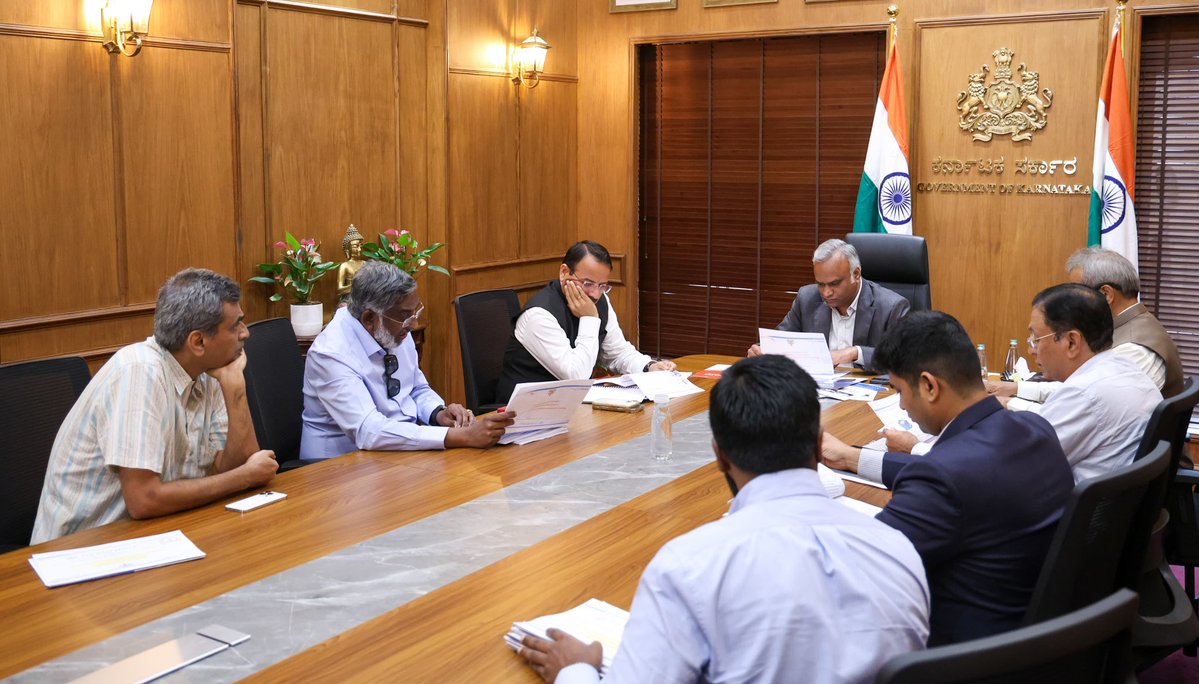 PriyankKharge's tweet photo. Met the team from Gyrophint, a deeptech startup incubated at the IISc Bengaluru, working at the intersection of advanced laser spectroscopy and AI for rapid, non-destructive material identification.

They demonstrated Gyrosec, their portable platform for identifying narcotics, explosives and hazardous materials in the field.

We are exploring how this technology can be deployed with our police force to strengthen on-ground detection, improve response capabilities and give our personnel access to reliable tools for narcotics and explosives identification.