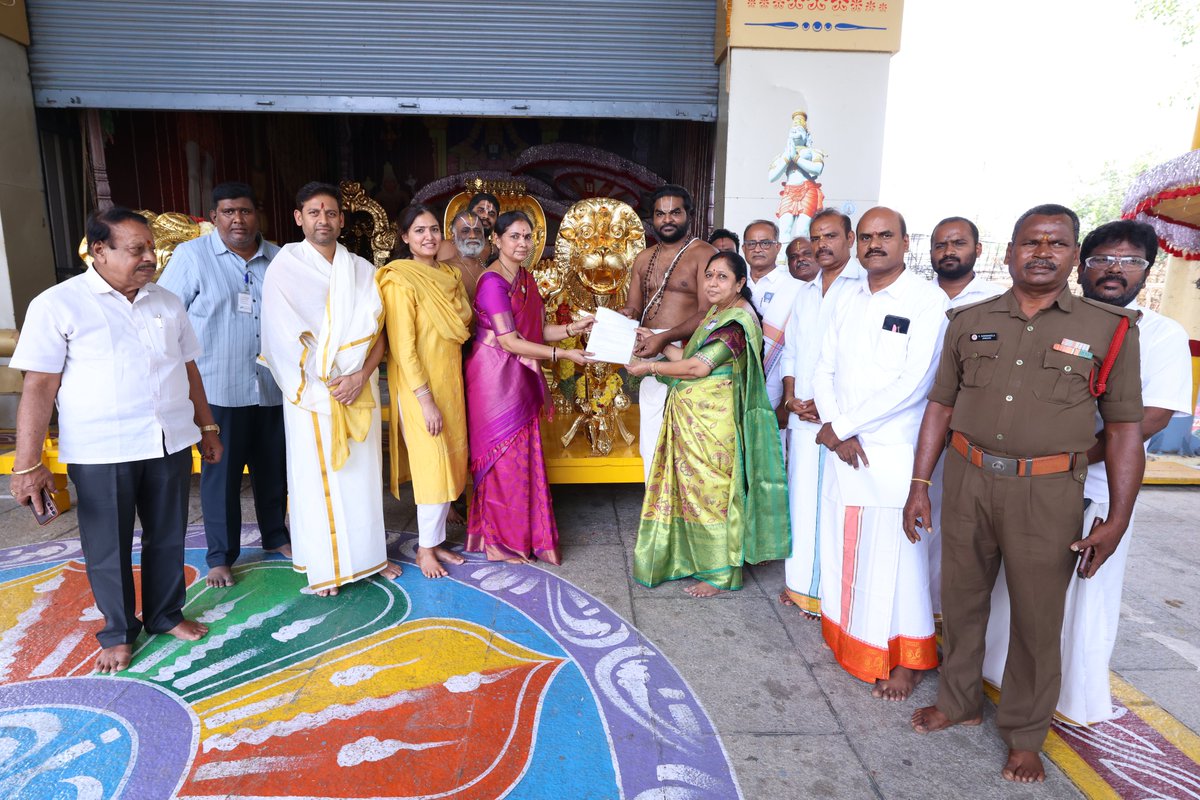 TTDevasthanams's tweet photo. శ్రీనివాసమంగాపురం శ్రీ కల్యాణ వేంకటేశ్వరస్వామివారి ఆలయానికి రూ.40 లక్షల విలువైన బంగారు పూత సింహ, గజ వాహనాలను హైదరాబాద్‌కు చెందిన దాతలు విరాళంగా అందజేశారు.
#TTD #SrinivasaMangapuram #KalyanaVenkateswaraSwamy #TTDofficialupdates https://t.co/oCx274mra5