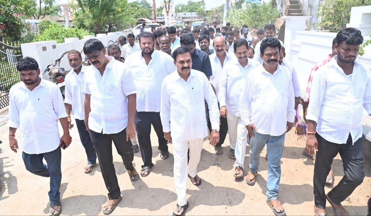 POOJAMMAKAKANI's tweet photo. "స్థానిక సంస్థల ఎన్నికల్లోమనం గెలిచి తీరాలి - కాకాణి"

నెల్లూరు జిల్లా
తేదీ 29.09.2026

శ్రీ పొట్టి శ్రీరాములు నెల్లూరు జిల్లా, పొదలకూరు మండలం, విరువూరు గ్రామంలో వైఎస్సార్ కాంగ్రెస్ పార్టీ నాయకులు, కార్యకర్తలతో కీలక సమావేశం నిర్వహించి. రాబోయే స్థానిక సంస్థల ఎన్నికల కార్యాచరణపై, స్పష్టమైన దిశా నిర్దేశం చేసిన మాజీ మంత్రి వర్యులు ఉమ్మడి నెల్లూరు జిల్లా వైఎస్ఆర్ కాంగ్రెస్ పార్టీ జిల్లా అధ్యక్షులు డా కాకాణి గోవర్థన్ రెడ్డి గారు.

- కోదండ రామస్వామి వారిని దర్శించుకుని ప్రత్యేక పూజలు నిర్వహించిన కాకాణి 
- విరువూరుకి విచ్చేసిన కాకాణి కి మేళతాళాలతో ,బాణసంచా కాల్పులతో భారీగా తరలివచ్చి ఘన స్వాగతం పలికిన వైఎస్ఆర్ సీపీ శ్రేణులు
- వైయస్సార్ సిపి ముఖ్య నేత బచ్చల పల్లి సురేష్ కూమర్ రెడ్డి గారి ఆధ్వర్యంలో నిర్వహించిన కార్యక్రమానికి అత్యంత ఉత్సాహంతో హాజరైన జనం.
- స్థానిక సంస్థల ఎన్నికల్లో వైయస్సార్సీపి  గెలుపే లక్ష్యంగా పనిచేయాలి
- ఎంపీటీసీ, జడ్పిటిసి, సర్పంచ్, వార్డు మెంబర్ ఎన్నికలను ప్రతిష్ఠాత్మకంగా తీసుకోవాలి  
- గ్రామాల వారీగా సమీక్షించి నిర్దిష్టమైన కార్యాచరణ ప్రణాళికతో ముందుకెళ్తాం  
- నాయకులు, కార్యకర్తల సూచనలతో ముందుకు సాగుతాం
- ​స్థానిక ఎన్నికల్లో గెలుపోటములతో సంబంధం లేకుండా పోరాడుతాం 
- ​గతంలో పోటీ చేసేందుకు అభ్యర్థులు లేక చంద్రబాబు ఎన్నికలను బహిష్కరించారు
- ఓడిపోతామనే భయంతో నాటి టీడీపీ అధినేత దొంగ ఎత్తుగడలు వేశారు
- ​అధికారంలో ఉన్నా, ప్రతిపక్షంలో ఉన్నా ధైర్యంగా పోరాడగల నాయకుడు జగన్మోహన్ రెడ్డి గారు 
- ఈ వారంలోనే స్థానిక సంస్థల ఎన్నికల షెడ్యూల్ వచ్చే అవకాశం ఉంది
- 10వ తేదీ లోపే ఎన్నికల నోటిఫికేషన్ విడుదలయ్యే సూచనలు ఉన్నాయి. 
- చంద్రబాబు, పవన్ నెల్లూరు పర్యటనపై కాకాణి ఎద్దేవా     
- 'పల్లె పండుగ' కాదు.. 'కూటమి దండుగ' –
- బలం చాలకే పవన్ కళ్యాణ్‌ను వెంటబెట్టుకుని వస్తున్న చంద్రబాబు  
- వేల కోట్ల అభివృద్ధి అనేది అబద్ధం.. సోమిరెడ్డి అవినీతితో గుంతలమయమైన రోడ్లు  
- ఇసుక తోడేసి తరలిస్తూ బాగా ఉన్న రోడ్లను కూడా కూటమి నేతలు నాశనం చేస్తున్నారు  
- 28 నెలల పాలనలో మాటల గారడీ తప్ప పేదలకు చేసిందేమీ లేదు  
- రేషన్, డోర్ డెలివరీ రద్దు.. 
24 గంటలు మద్యం డోర్ డెలివరీకి వాట్సాప్ గ్రూపులు
- బైక్‌లపై మద్యాన్ని ఇళ్లకు చేరవేస్తూ డెలివరీ ఛార్జీలు అదనంగా వసూలు చేస్తున్నారు.
@kakanigovardhan
@YSRCParty