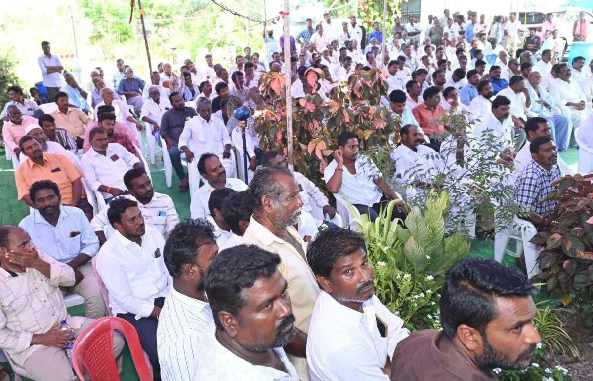 POOJAMMAKAKANI's tweet photo. "స్థానిక సంస్థల ఎన్నికల్లోమనం గెలిచి తీరాలి - కాకాణి"

నెల్లూరు జిల్లా
తేదీ 29.09.2026

శ్రీ పొట్టి శ్రీరాములు నెల్లూరు జిల్లా, పొదలకూరు మండలం, విరువూరు గ్రామంలో వైఎస్సార్ కాంగ్రెస్ పార్టీ నాయకులు, కార్యకర్తలతో కీలక సమావేశం నిర్వహించి. రాబోయే స్థానిక సంస్థల ఎన్నికల కార్యాచరణపై, స్పష్టమైన దిశా నిర్దేశం చేసిన మాజీ మంత్రి వర్యులు ఉమ్మడి నెల్లూరు జిల్లా వైఎస్ఆర్ కాంగ్రెస్ పార్టీ జిల్లా అధ్యక్షులు డా కాకాణి గోవర్థన్ రెడ్డి గారు.

- కోదండ రామస్వామి వారిని దర్శించుకుని ప్రత్యేక పూజలు నిర్వహించిన కాకాణి 
- విరువూరుకి విచ్చేసిన కాకాణి కి మేళతాళాలతో ,బాణసంచా కాల్పులతో భారీగా తరలివచ్చి ఘన స్వాగతం పలికిన వైఎస్ఆర్ సీపీ శ్రేణులు
- వైయస్సార్ సిపి ముఖ్య నేత బచ్చల పల్లి సురేష్ కూమర్ రెడ్డి గారి ఆధ్వర్యంలో నిర్వహించిన కార్యక్రమానికి అత్యంత ఉత్సాహంతో హాజరైన జనం.
- స్థానిక సంస్థల ఎన్నికల్లో వైయస్సార్సీపి  గెలుపే లక్ష్యంగా పనిచేయాలి
- ఎంపీటీసీ, జడ్పిటిసి, సర్పంచ్, వార్డు మెంబర్ ఎన్నికలను ప్రతిష్ఠాత్మకంగా తీసుకోవాలి  
- గ్రామాల వారీగా సమీక్షించి నిర్దిష్టమైన కార్యాచరణ ప్రణాళికతో ముందుకెళ్తాం  
- నాయకులు, కార్యకర్తల సూచనలతో ముందుకు సాగుతాం
- ​స్థానిక ఎన్నికల్లో గెలుపోటములతో సంబంధం లేకుండా పోరాడుతాం 
- ​గతంలో పోటీ చేసేందుకు అభ్యర్థులు లేక చంద్రబాబు ఎన్నికలను బహిష్కరించారు
- ఓడిపోతామనే భయంతో నాటి టీడీపీ అధినేత దొంగ ఎత్తుగడలు వేశారు
- ​అధికారంలో ఉన్నా, ప్రతిపక్షంలో ఉన్నా ధైర్యంగా పోరాడగల నాయకుడు జగన్మోహన్ రెడ్డి గారు 
- ఈ వారంలోనే స్థానిక సంస్థల ఎన్నికల షెడ్యూల్ వచ్చే అవకాశం ఉంది
- 10వ తేదీ లోపే ఎన్నికల నోటిఫికేషన్ విడుదలయ్యే సూచనలు ఉన్నాయి. 
- చంద్రబాబు, పవన్ నెల్లూరు పర్యటనపై కాకాణి ఎద్దేవా     
- 'పల్లె పండుగ' కాదు.. 'కూటమి దండుగ' –
- బలం చాలకే పవన్ కళ్యాణ్‌ను వెంటబెట్టుకుని వస్తున్న చంద్రబాబు  
- వేల కోట్ల అభివృద్ధి అనేది అబద్ధం.. సోమిరెడ్డి అవినీతితో గుంతలమయమైన రోడ్లు  
- ఇసుక తోడేసి తరలిస్తూ బాగా ఉన్న రోడ్లను కూడా కూటమి నేతలు నాశనం చేస్తున్నారు  
- 28 నెలల పాలనలో మాటల గారడీ తప్ప పేదలకు చేసిందేమీ లేదు  
- రేషన్, డోర్ డెలివరీ రద్దు.. 
24 గంటలు మద్యం డోర్ డెలివరీకి వాట్సాప్ గ్రూపులు
- బైక్‌లపై మద్యాన్ని ఇళ్లకు చేరవేస్తూ డెలివరీ ఛార్జీలు అదనంగా వసూలు చేస్తున్నారు.
@kakanigovardhan
@YSRCParty