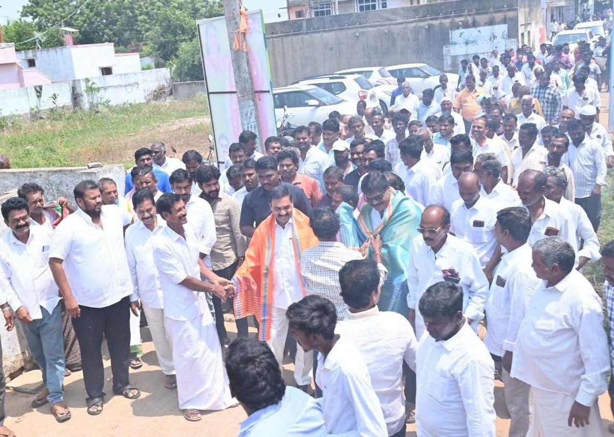 POOJAMMAKAKANI's tweet photo. "స్థానిక సంస్థల ఎన్నికల్లోమనం గెలిచి తీరాలి - కాకాణి"

నెల్లూరు జిల్లా
తేదీ 29.09.2026

శ్రీ పొట్టి శ్రీరాములు నెల్లూరు జిల్లా, పొదలకూరు మండలం, విరువూరు గ్రామంలో వైఎస్సార్ కాంగ్రెస్ పార్టీ నాయకులు, కార్యకర్తలతో కీలక సమావేశం నిర్వహించి. రాబోయే స్థానిక సంస్థల ఎన్నికల కార్యాచరణపై, స్పష్టమైన దిశా నిర్దేశం చేసిన మాజీ మంత్రి వర్యులు ఉమ్మడి నెల్లూరు జిల్లా వైఎస్ఆర్ కాంగ్రెస్ పార్టీ జిల్లా అధ్యక్షులు డా కాకాణి గోవర్థన్ రెడ్డి గారు.

- కోదండ రామస్వామి వారిని దర్శించుకుని ప్రత్యేక పూజలు నిర్వహించిన కాకాణి 
- విరువూరుకి విచ్చేసిన కాకాణి కి మేళతాళాలతో ,బాణసంచా కాల్పులతో భారీగా తరలివచ్చి ఘన స్వాగతం పలికిన వైఎస్ఆర్ సీపీ శ్రేణులు
- వైయస్సార్ సిపి ముఖ్య నేత బచ్చల పల్లి సురేష్ కూమర్ రెడ్డి గారి ఆధ్వర్యంలో నిర్వహించిన కార్యక్రమానికి అత్యంత ఉత్సాహంతో హాజరైన జనం.
- స్థానిక సంస్థల ఎన్నికల్లో వైయస్సార్సీపి  గెలుపే లక్ష్యంగా పనిచేయాలి
- ఎంపీటీసీ, జడ్పిటిసి, సర్పంచ్, వార్డు మెంబర్ ఎన్నికలను ప్రతిష్ఠాత్మకంగా తీసుకోవాలి  
- గ్రామాల వారీగా సమీక్షించి నిర్దిష్టమైన కార్యాచరణ ప్రణాళికతో ముందుకెళ్తాం  
- నాయకులు, కార్యకర్తల సూచనలతో ముందుకు సాగుతాం
- ​స్థానిక ఎన్నికల్లో గెలుపోటములతో సంబంధం లేకుండా పోరాడుతాం 
- ​గతంలో పోటీ చేసేందుకు అభ్యర్థులు లేక చంద్రబాబు ఎన్నికలను బహిష్కరించారు
- ఓడిపోతామనే భయంతో నాటి టీడీపీ అధినేత దొంగ ఎత్తుగడలు వేశారు
- ​అధికారంలో ఉన్నా, ప్రతిపక్షంలో ఉన్నా ధైర్యంగా పోరాడగల నాయకుడు జగన్మోహన్ రెడ్డి గారు 
- ఈ వారంలోనే స్థానిక సంస్థల ఎన్నికల షెడ్యూల్ వచ్చే అవకాశం ఉంది
- 10వ తేదీ లోపే ఎన్నికల నోటిఫికేషన్ విడుదలయ్యే సూచనలు ఉన్నాయి. 
- చంద్రబాబు, పవన్ నెల్లూరు పర్యటనపై కాకాణి ఎద్దేవా     
- 'పల్లె పండుగ' కాదు.. 'కూటమి దండుగ' –
- బలం చాలకే పవన్ కళ్యాణ్‌ను వెంటబెట్టుకుని వస్తున్న చంద్రబాబు  
- వేల కోట్ల అభివృద్ధి అనేది అబద్ధం.. సోమిరెడ్డి అవినీతితో గుంతలమయమైన రోడ్లు  
- ఇసుక తోడేసి తరలిస్తూ బాగా ఉన్న రోడ్లను కూడా కూటమి నేతలు నాశనం చేస్తున్నారు  
- 28 నెలల పాలనలో మాటల గారడీ తప్ప పేదలకు చేసిందేమీ లేదు  
- రేషన్, డోర్ డెలివరీ రద్దు.. 
24 గంటలు మద్యం డోర్ డెలివరీకి వాట్సాప్ గ్రూపులు
- బైక్‌లపై మద్యాన్ని ఇళ్లకు చేరవేస్తూ డెలివరీ ఛార్జీలు అదనంగా వసూలు చేస్తున్నారు.
@kakanigovardhan
@YSRCParty