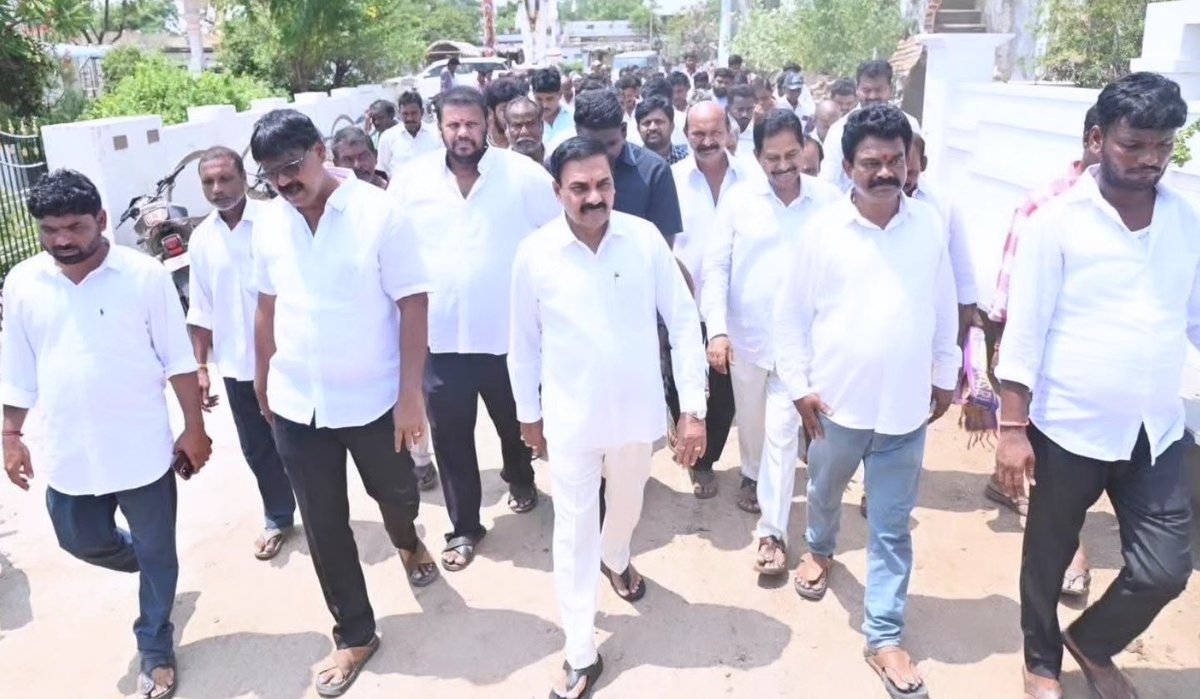 POOJAMMAKAKANI's tweet photo. "స్థానిక సంస్థల ఎన్నికల్లోమనం గెలిచి తీరాలి - కాకాణి"

నెల్లూరు జిల్లా
తేదీ 29.09.2026

శ్రీ పొట్టి శ్రీరాములు నెల్లూరు జిల్లా, పొదలకూరు మండలం, విరువూరు గ్రామంలో వైఎస్సార్ కాంగ్రెస్ పార్టీ నాయకులు, కార్యకర్తలతో కీలక సమావేశం నిర్వహించి. రాబోయే స్థానిక సంస్థల ఎన్నికల కార్యాచరణపై, స్పష్టమైన దిశా నిర్దేశం చేసిన మాజీ మంత్రి వర్యులు ఉమ్మడి నెల్లూరు జిల్లా వైఎస్ఆర్ కాంగ్రెస్ పార్టీ జిల్లా అధ్యక్షులు డా కాకాణి గోవర్థన్ రెడ్డి గారు.

- కోదండ రామస్వామి వారిని దర్శించుకుని ప్రత్యేక పూజలు నిర్వహించిన కాకాణి 
- విరువూరుకి విచ్చేసిన కాకాణి కి మేళతాళాలతో ,బాణసంచా కాల్పులతో భారీగా తరలివచ్చి ఘన స్వాగతం పలికిన వైఎస్ఆర్ సీపీ శ్రేణులు
- వైయస్సార్ సిపి ముఖ్య నేత బచ్చల పల్లి సురేష్ కూమర్ రెడ్డి గారి ఆధ్వర్యంలో నిర్వహించిన కార్యక్రమానికి అత్యంత ఉత్సాహంతో హాజరైన జనం.
- స్థానిక సంస్థల ఎన్నికల్లో వైయస్సార్సీపి  గెలుపే లక్ష్యంగా పనిచేయాలి
- ఎంపీటీసీ, జడ్పిటిసి, సర్పంచ్, వార్డు మెంబర్ ఎన్నికలను ప్రతిష్ఠాత్మకంగా తీసుకోవాలి  
- గ్రామాల వారీగా సమీక్షించి నిర్దిష్టమైన కార్యాచరణ ప్రణాళికతో ముందుకెళ్తాం  
- నాయకులు, కార్యకర్తల సూచనలతో ముందుకు సాగుతాం
- ​స్థానిక ఎన్నికల్లో గెలుపోటములతో సంబంధం లేకుండా పోరాడుతాం 
- ​గతంలో పోటీ చేసేందుకు అభ్యర్థులు లేక చంద్రబాబు ఎన్నికలను బహిష్కరించారు
- ఓడిపోతామనే భయంతో నాటి టీడీపీ అధినేత దొంగ ఎత్తుగడలు వేశారు
- ​అధికారంలో ఉన్నా, ప్రతిపక్షంలో ఉన్నా ధైర్యంగా పోరాడగల నాయకుడు జగన్మోహన్ రెడ్డి గారు 
- ఈ వారంలోనే స్థానిక సంస్థల ఎన్నికల షెడ్యూల్ వచ్చే అవకాశం ఉంది
- 10వ తేదీ లోపే ఎన్నికల నోటిఫికేషన్ విడుదలయ్యే సూచనలు ఉన్నాయి. 
- చంద్రబాబు, పవన్ నెల్లూరు పర్యటనపై కాకాణి ఎద్దేవా     
- 'పల్లె పండుగ' కాదు.. 'కూటమి దండుగ' –
- బలం చాలకే పవన్ కళ్యాణ్‌ను వెంటబెట్టుకుని వస్తున్న చంద్రబాబు  
- వేల కోట్ల అభివృద్ధి అనేది అబద్ధం.. సోమిరెడ్డి అవినీతితో గుంతలమయమైన రోడ్లు  
- ఇసుక తోడేసి తరలిస్తూ బాగా ఉన్న రోడ్లను కూడా కూటమి నేతలు నాశనం చేస్తున్నారు  
- 28 నెలల పాలనలో మాటల గారడీ తప్ప పేదలకు చేసిందేమీ లేదు  
- రేషన్, డోర్ డెలివరీ రద్దు.. 
24 గంటలు మద్యం డోర్ డెలివరీకి వాట్సాప్ గ్రూపులు
- బైక్‌లపై మద్యాన్ని ఇళ్లకు చేరవేస్తూ డెలివరీ ఛార్జీలు అదనంగా వసూలు చేస్తున్నారు.
@kakanigovardhan
@YSRCParty