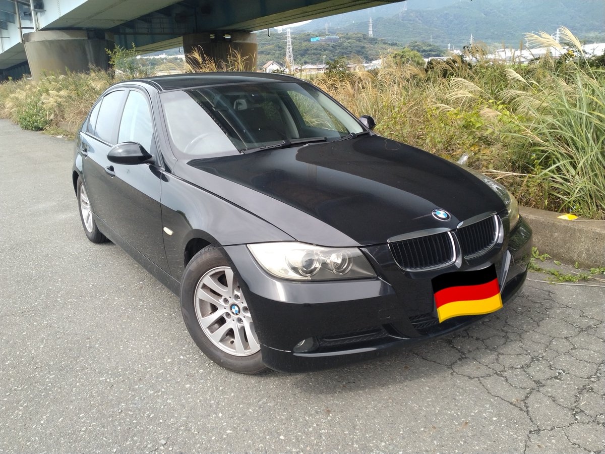 EpXw9Y16m5UvBCW's tweet photo. 私が買ったというクルマはこれ。
BMW 320i (E90)
(しまった洗車してから撮ればよかった😵)

走 り の セ ダ ン

ゑ？
「BMWなのに4気筒ww」
「型落ちごときで自慢してて可哀想ww」
「中古とかダッサww貧乏なんだねwww」
だって？

ファッハハハ
たしかにそうだ！

しかしな
これほど安い値段で6速MT・FRのセダンが買えるメーカーがほかにあるかな！？

あんたもプロならわかるだろ
このクルマが100万円以下で買えるものかどうか！

まあ うちのマネをしようなんてバカな考えはよすんだな
ハハハハ
