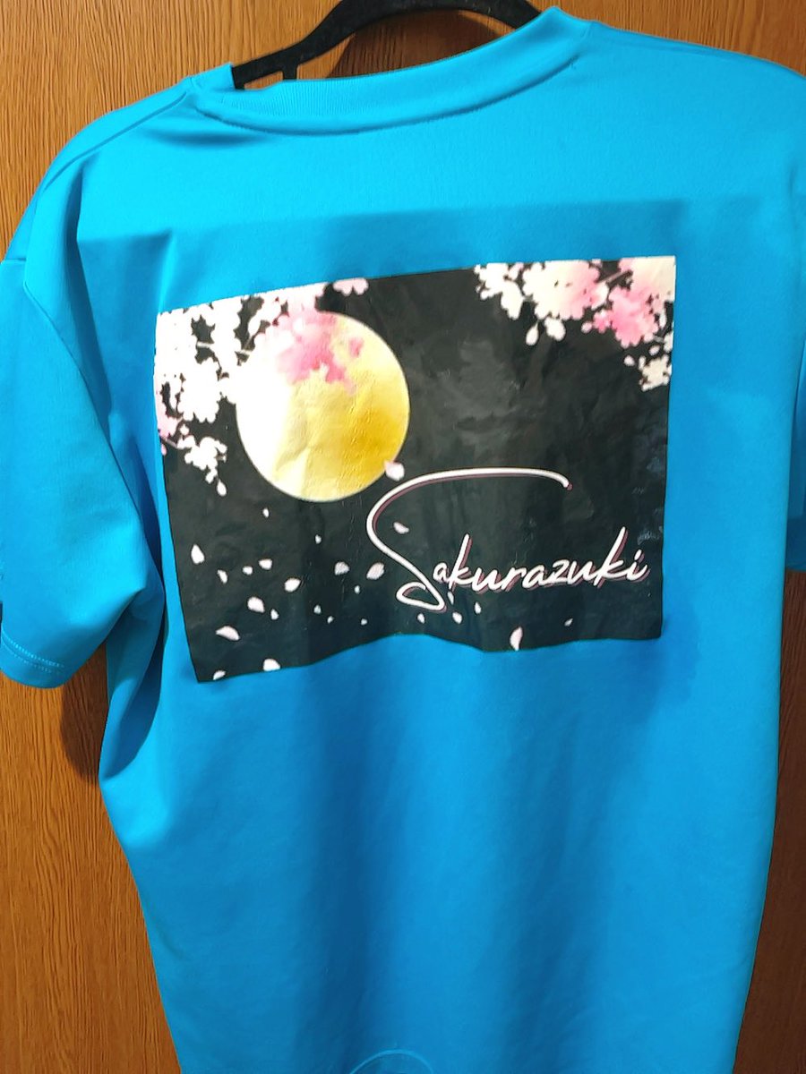 MARVEL_zaka46's tweet photo. これから会場向かいます！🌸
いつも通りの店のTシャツに加え、新作の桜月キャップでいます！
見かけたらお声かけください！

 #櫻坂46_BACKSLIVE_DAY2 https://t.co/oTyGZcooQW