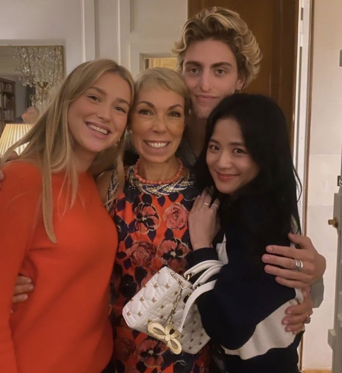 ForeverKimJisoo's tweet photo. JISOO tagging Mama Mathilde in her latest Instagram post, with Heloise and Carlo commenting, “FAMILY❤️.” 🥺

JISOO’s family in France. 🫂🇫🇷 https://t.co/VYvij6Raht