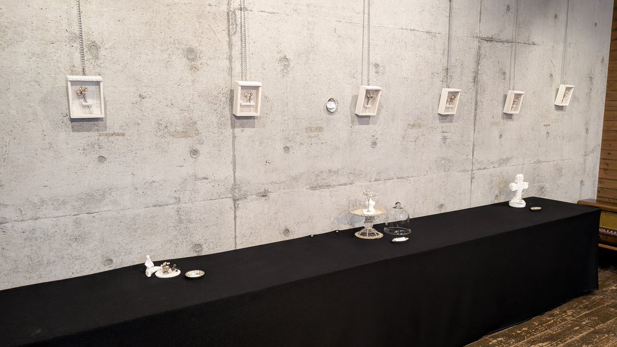 kokonotsu009's tweet photo. 【一輪挿し〜shiro〜】

個展

マドレーヌの型に
テーマを添えて。

歴史ある
陶芸のこの地域で

まるで
焼かない
ローフードのよう……

火を使わないで
陶器のように仕上げた

クレイアートの作品を
発表させていただきました。

傾聴する女〜ヒト〜
猫と暮らす女〜ヒト〜

正座する女〜ヒト〜
食前の祈り
トルソー他

日本文化と
材質を綯い交ぜしたshiro

土を焼き固める緊張感とは
異なり

無邪気な

粘土が持つ自由な
やわらかな素直さが

滑らかな女性の曲線を
際立たせて…。

手のひらの一輪挿し

同じ白さにも
何気なく陰影を…。

#個展
#shiro