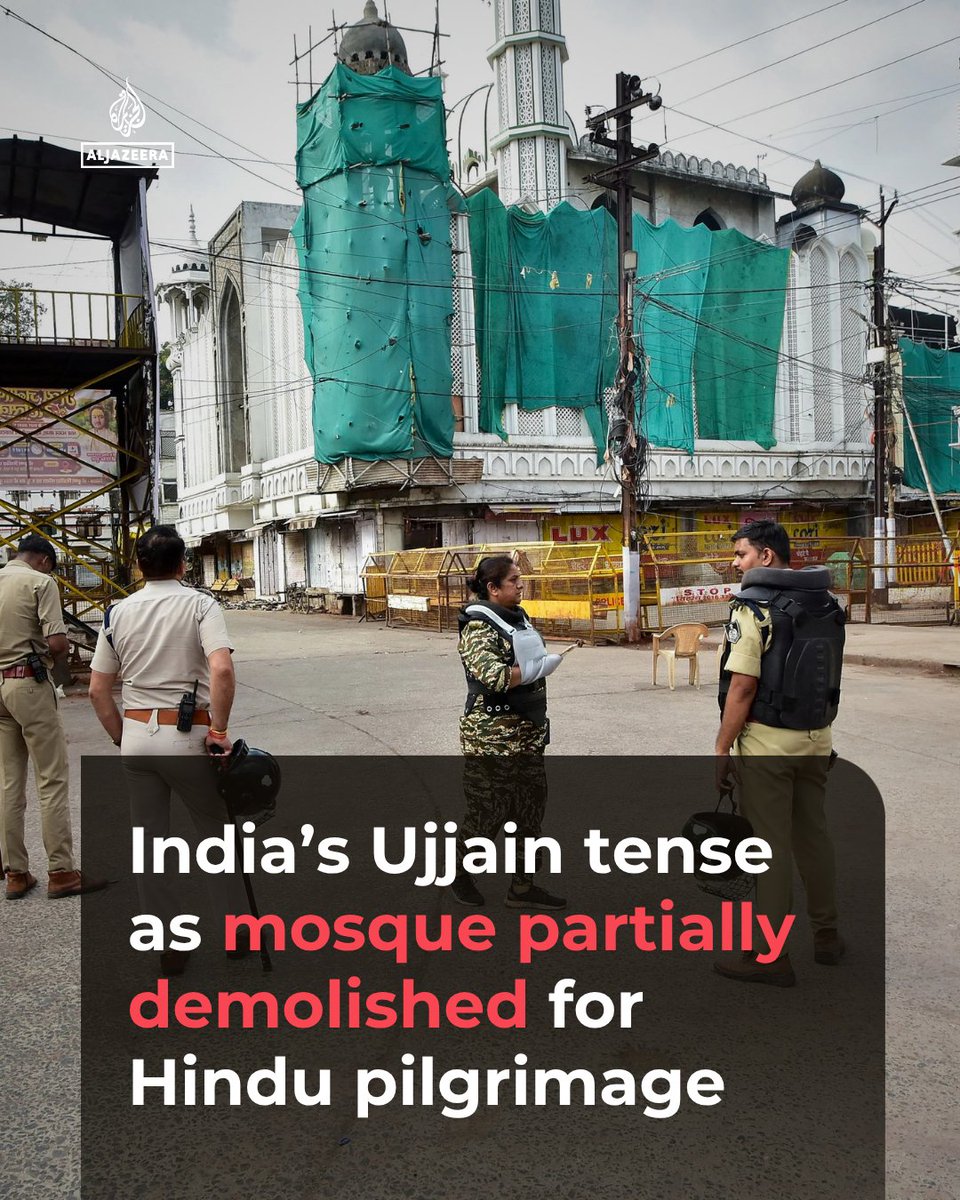 AJEnglish's tweet photo. Fearing outright demolition, Muslims in the Indian city of Ujjain volunteer to take down parts of the Shahi Mosque themselves as authorities prepare to widen a road for a Hindu pilgrimage festival held every 12 years.

Read more: https://t.co/Sqs6E2gqt9 https://t.co/5xJlPSLceH