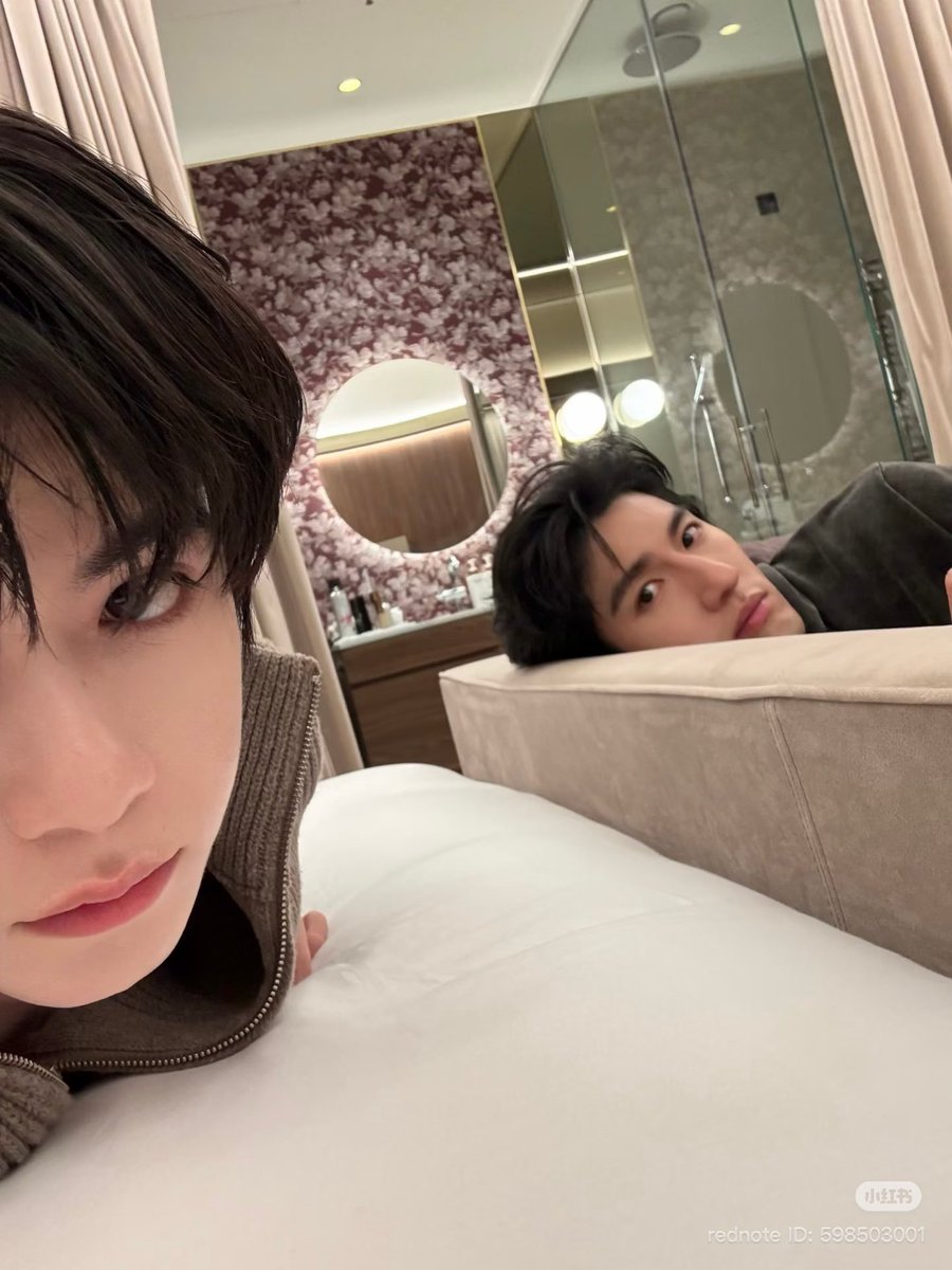 sayangkuBN's tweet photo. Btw bathroomnya se transparan itu beneran ga ada penutupnya? Te-terus kalau lagi mandi berarti 🤡🤡

#政瞳 #aylio #aydensng #lyusitong https://t.co/t4fUZqZY9d