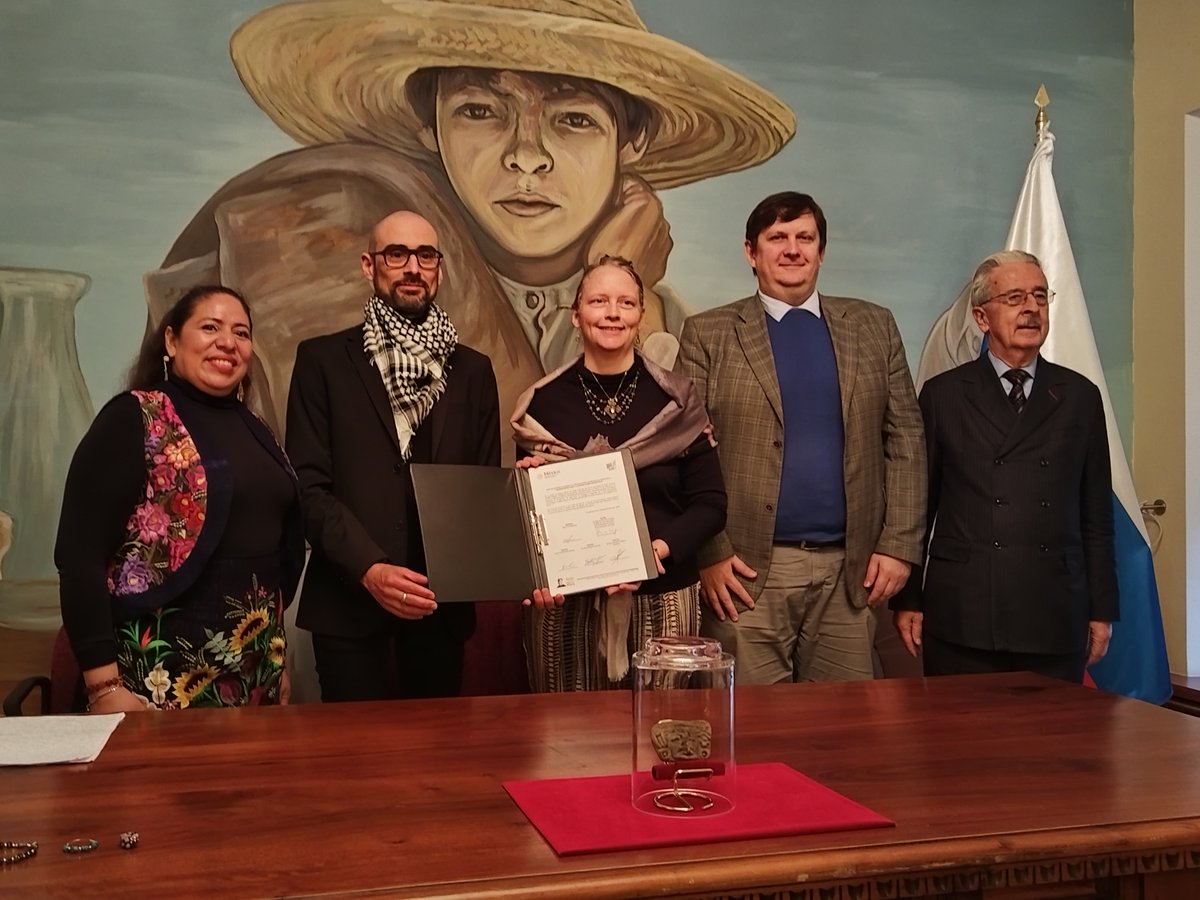 EmbaMexRus's tweet photo. El embajador @evillegasme recibió un bien arqueológico, propiedad de la nación. Se trata de una figurilla antropomorfa, estilo zapoteco, elaborada hace más de mil años en el actual estado de Oaxaca. 
#MiPatrimonioNoSeVende https://t.co/F5xUF1MOh2