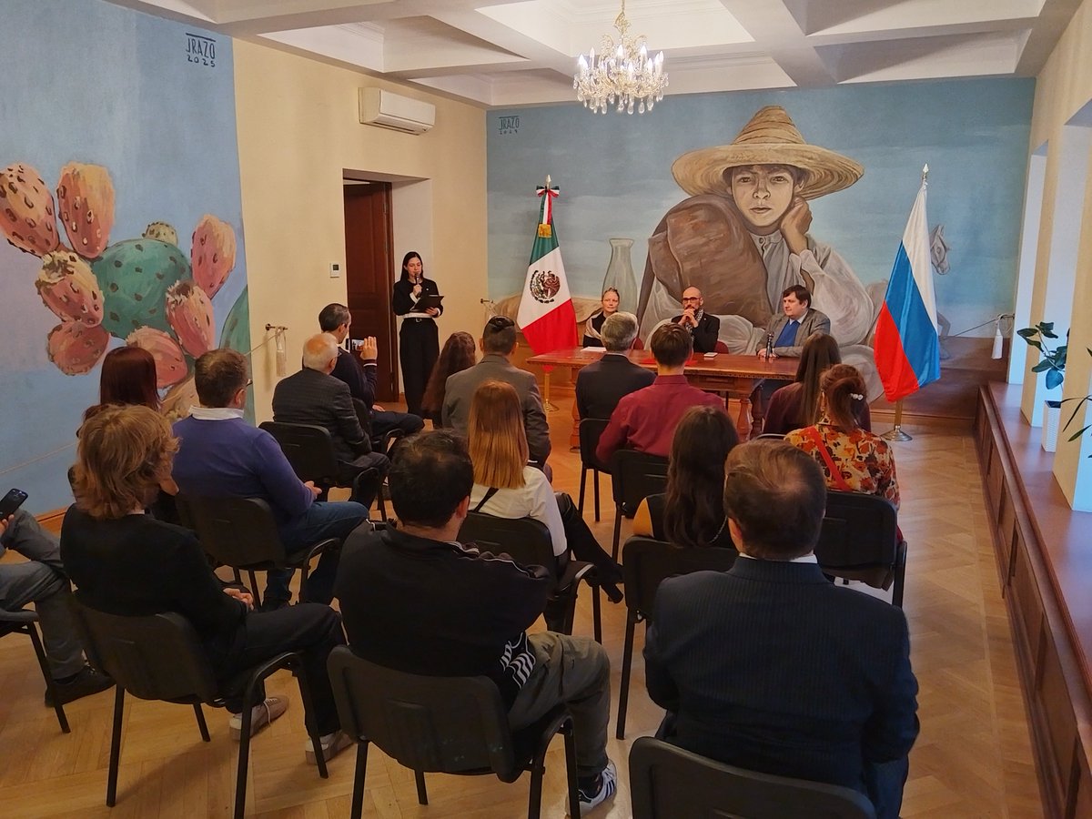 EmbaMexRus's tweet photo. El embajador @evillegasme recibió un bien arqueológico, propiedad de la nación. Se trata de una figurilla antropomorfa, estilo zapoteco, elaborada hace más de mil años en el actual estado de Oaxaca. 
#MiPatrimonioNoSeVende https://t.co/F5xUF1MOh2
