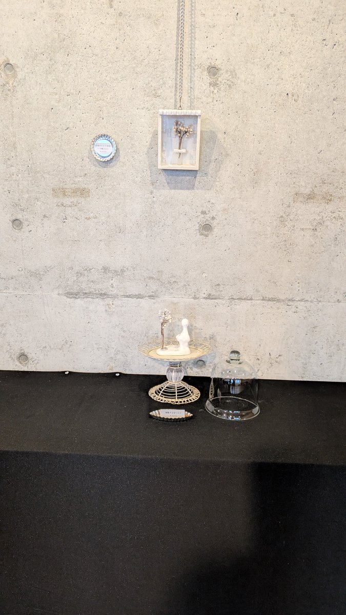kokonotsu009's tweet photo. 【一輪挿し〜shiro〜】

個展

マドレーヌの型に
テーマを添えて。

歴史ある
陶芸のこの地域で

まるで
焼かない
ローフードのよう……

火を使わないで
陶器のように仕上げた

クレイアートの作品を
発表させていただきました。

傾聴する女〜ヒト〜
猫と暮らす女〜ヒト〜

正座する女〜ヒト〜
食前の祈り
トルソー他

日本文化と
材質を綯い交ぜしたshiro

土を焼き固める緊張感とは
異なり

無邪気な

粘土が持つ自由な
やわらかな素直さが

滑らかな女性の曲線を
際立たせて…。

手のひらの一輪挿し

同じ白さにも
何気なく陰影を…。

#個展
#shiro
