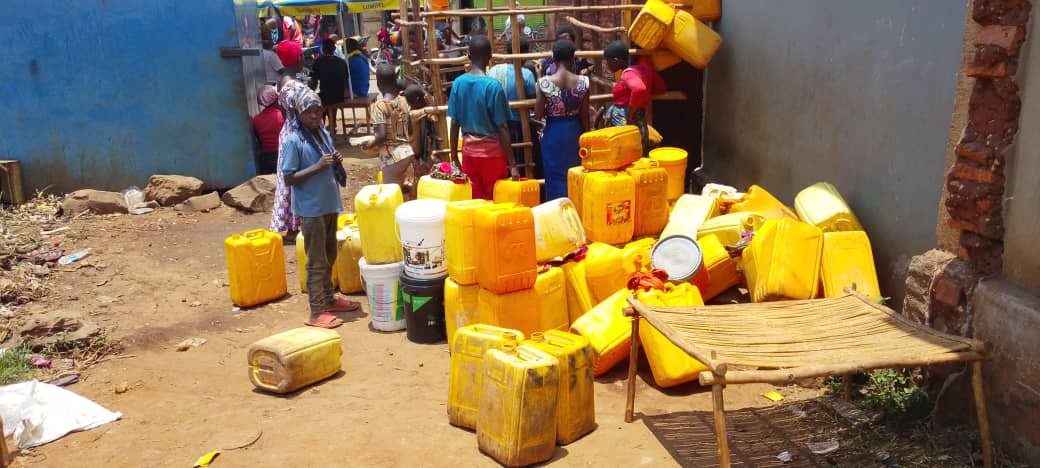 MagazineJimbere's tweet photo. 💧 Le manque d’eau potable perturbe certaines activités scolaires au chef-lieu de la commune #Cibitoke (@Bujaprov2025). Des élèves passent une partie de la nuit à attendre l’eau aux robinets ou se lèvent très tôt pour en chercher, ce qui les amène parfois à arriver en retard au salut du drapeau

🏫 D’autres affirment se rendre à l’école sans avoir mangé, faute d’eau pour préparer les repas. Les activités de l’après-midi sont également perturbées, certains élèves devant aller puiser de l’eau dans les rivières et les canaux d’irrigation pour la cuisson

📚 Des enseignants constatent que certains élèves ont du mal à suivre les cours après la récréation de 10h30, en raison du manque de sommeil ou de nourriture. Parents, élèves et enseignants demandent ainsi un approvisionnement régulier en eau potable pour assurer le bon déroulement des activités scolaires, particulièrement en cette période de forte chaleur

#Burundi #Jimbere