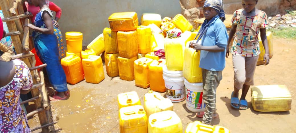 MagazineJimbere's tweet photo. 💧 Le manque d’eau potable perturbe certaines activités scolaires au chef-lieu de la commune #Cibitoke (@Bujaprov2025). Des élèves passent une partie de la nuit à attendre l’eau aux robinets ou se lèvent très tôt pour en chercher, ce qui les amène parfois à arriver en retard au salut du drapeau

🏫 D’autres affirment se rendre à l’école sans avoir mangé, faute d’eau pour préparer les repas. Les activités de l’après-midi sont également perturbées, certains élèves devant aller puiser de l’eau dans les rivières et les canaux d’irrigation pour la cuisson

📚 Des enseignants constatent que certains élèves ont du mal à suivre les cours après la récréation de 10h30, en raison du manque de sommeil ou de nourriture. Parents, élèves et enseignants demandent ainsi un approvisionnement régulier en eau potable pour assurer le bon déroulement des activités scolaires, particulièrement en cette période de forte chaleur

#Burundi #Jimbere
