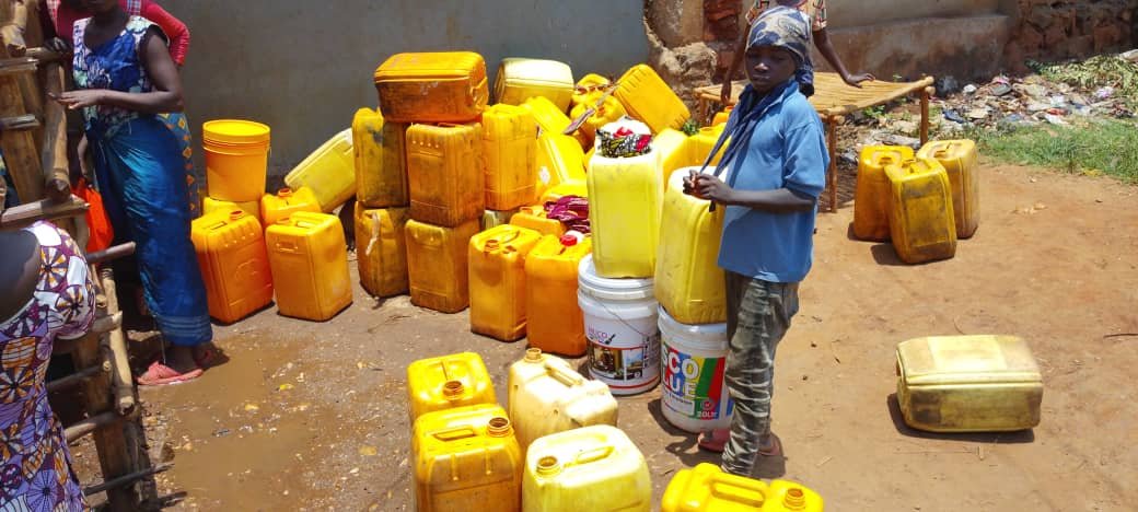 MagazineJimbere's tweet photo. 💧 Le manque d’eau potable perturbe certaines activités scolaires au chef-lieu de la commune #Cibitoke (@Bujaprov2025). Des élèves passent une partie de la nuit à attendre l’eau aux robinets ou se lèvent très tôt pour en chercher, ce qui les amène parfois à arriver en retard au salut du drapeau

🏫 D’autres affirment se rendre à l’école sans avoir mangé, faute d’eau pour préparer les repas. Les activités de l’après-midi sont également perturbées, certains élèves devant aller puiser de l’eau dans les rivières et les canaux d’irrigation pour la cuisson

📚 Des enseignants constatent que certains élèves ont du mal à suivre les cours après la récréation de 10h30, en raison du manque de sommeil ou de nourriture. Parents, élèves et enseignants demandent ainsi un approvisionnement régulier en eau potable pour assurer le bon déroulement des activités scolaires, particulièrement en cette période de forte chaleur

#Burundi #Jimbere
