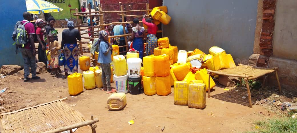 MagazineJimbere's tweet photo. 💧 Le manque d’eau potable perturbe certaines activités scolaires au chef-lieu de la commune #Cibitoke (@Bujaprov2025). Des élèves passent une partie de la nuit à attendre l’eau aux robinets ou se lèvent très tôt pour en chercher, ce qui les amène parfois à arriver en retard au salut du drapeau

🏫 D’autres affirment se rendre à l’école sans avoir mangé, faute d’eau pour préparer les repas. Les activités de l’après-midi sont également perturbées, certains élèves devant aller puiser de l’eau dans les rivières et les canaux d’irrigation pour la cuisson

📚 Des enseignants constatent que certains élèves ont du mal à suivre les cours après la récréation de 10h30, en raison du manque de sommeil ou de nourriture. Parents, élèves et enseignants demandent ainsi un approvisionnement régulier en eau potable pour assurer le bon déroulement des activités scolaires, particulièrement en cette période de forte chaleur

#Burundi #Jimbere