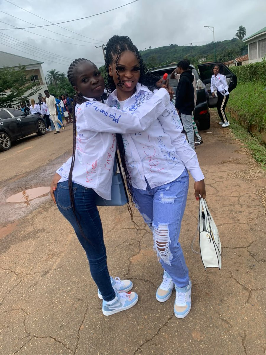 Brattyenori13's tweet photo. My friend and I took this picture on our matriculation day 🥹
Then we recreated it today on our sign out🤭 https://t.co/ZLYrmsZ36Z