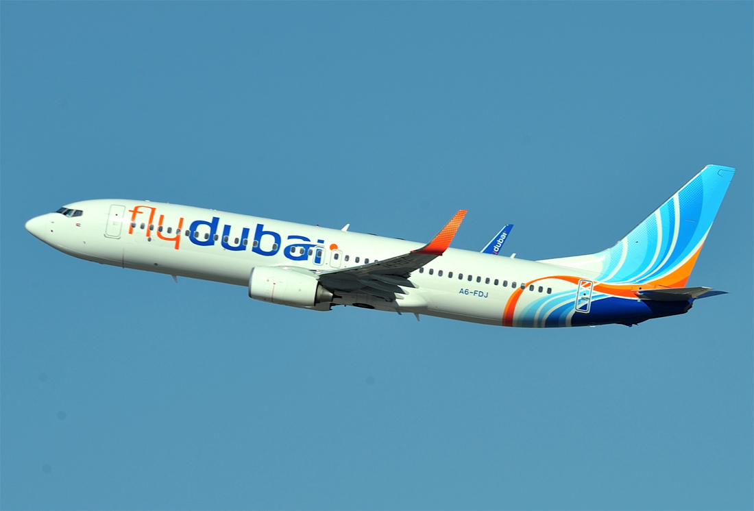 Defensa_Israel's tweet photo. ¿Qué sabemos del incidente de seguridad (esta mañana) de un avión de FlyDubai durante un vuelo desde Dubai hacia Tel Aviv dos días después de la visita de Netanyahu a los Emiratos? 
🇦🇪🇮🇱🇸🇦  |  Parte 1 #Israel
1. Sabemos que partió desde los Emiratos con 174 pasajeros (incluidos 27 niños), gran parte de los mismos israelíes. 
2. Partió desde Dubai a las 7:05 AM y tenía previsto aterrizar en Tel Aviv, alrededor de las 9:30 AM.
3. 90 minutos después del despegue, al entrar en el espacio aéreo jordano, transmitió el código 7700, que indica una emergencia general. 
4. Posteriormente, transmitió el código 7500, que indica interferencia ilícita con la aeronave (suele asociarse con un secuestro).
5. Casi al mismo tiempo, la aeronave giró hacia el sur, hacia el espacio aéreo saudí (fuera de la ruta programada) y comenzó a volar a menor altitud sobre el reino. 
6. Sobre el espacio aéreo de Arabia Saudí, gira hacia el oeste en dirección a Israel, lo que provocó el despegue de aviones interceptores israelíes. 
7. En este momento en la Sala de Crisis se encuentran reunidos Netanyahu, el ministro de defensa, autoridades de Tzahal (Fuerzas de Defensa de Israel), el Shin Bet (seguridad interior), el Mossad (inteligencia), la Policía Nacional y el Consejo de Seguridad Nacional.
8. Hace 10 minutos (10:14 AM de Israel), fuentes en los Emiratos informaron que el avión aterrizó en Arabia Saudí, y que hubo una disputa entre los pilotos.
No hay más datos.