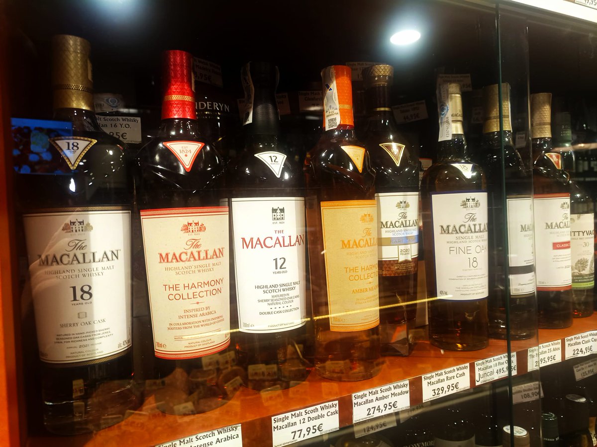 Tuautemmightred's tweet photo. Aunque mi favorito es el Laphroaig, sé apreciar esta vitrina en su justa medida. https://t.co/IfZNOU1DAD