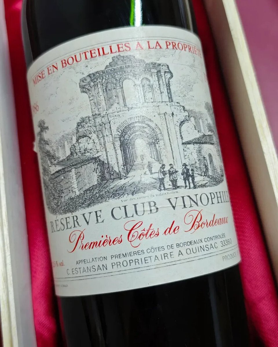 Platinumwine1's tweet photo. 本日の発送は1986年リゼルヴ クラブ・ヴィノフィル。 収穫から40年。細密な街並みを描いたラベルが印象的な一本です。現物写真とともにご紹介します。 #ボルドー #ヴィンテージワイン https://t.co/JCV7zT2p6z https://t.co/j6ahU0rNaZ