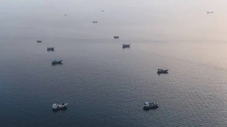 AxiomEnergyMP's tweet photo. Saudi crude through Hormuz: ~0.9M b/d in August. ~3.6M b/d in September.

That's 36–40 extra VLCCs, rates at $1.27M a day and STS transfers off Oman now taking ~10 days.

The tanker market is buckling. Here's why 👇 #OOTT https://t.co/tBRANBbPIx https://t.co/ZDuBXSQfWR