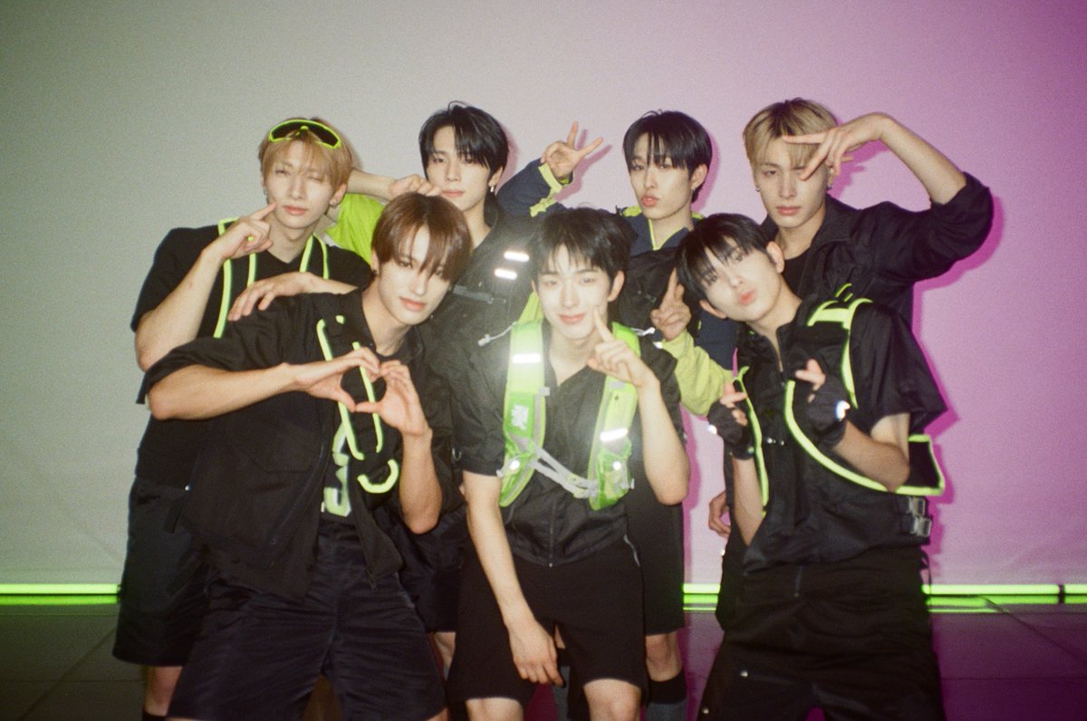 M2MPD's tweet photo. 필름카메라로 기록한 9월의 추억📸 10월에도 쭈욱 엠투와 함께해요❣ #9월의엠투 #M2film #릴레이댄스 #NEXZ #넥스지 @NEXZ_official https://t.co/aDvTkADawy