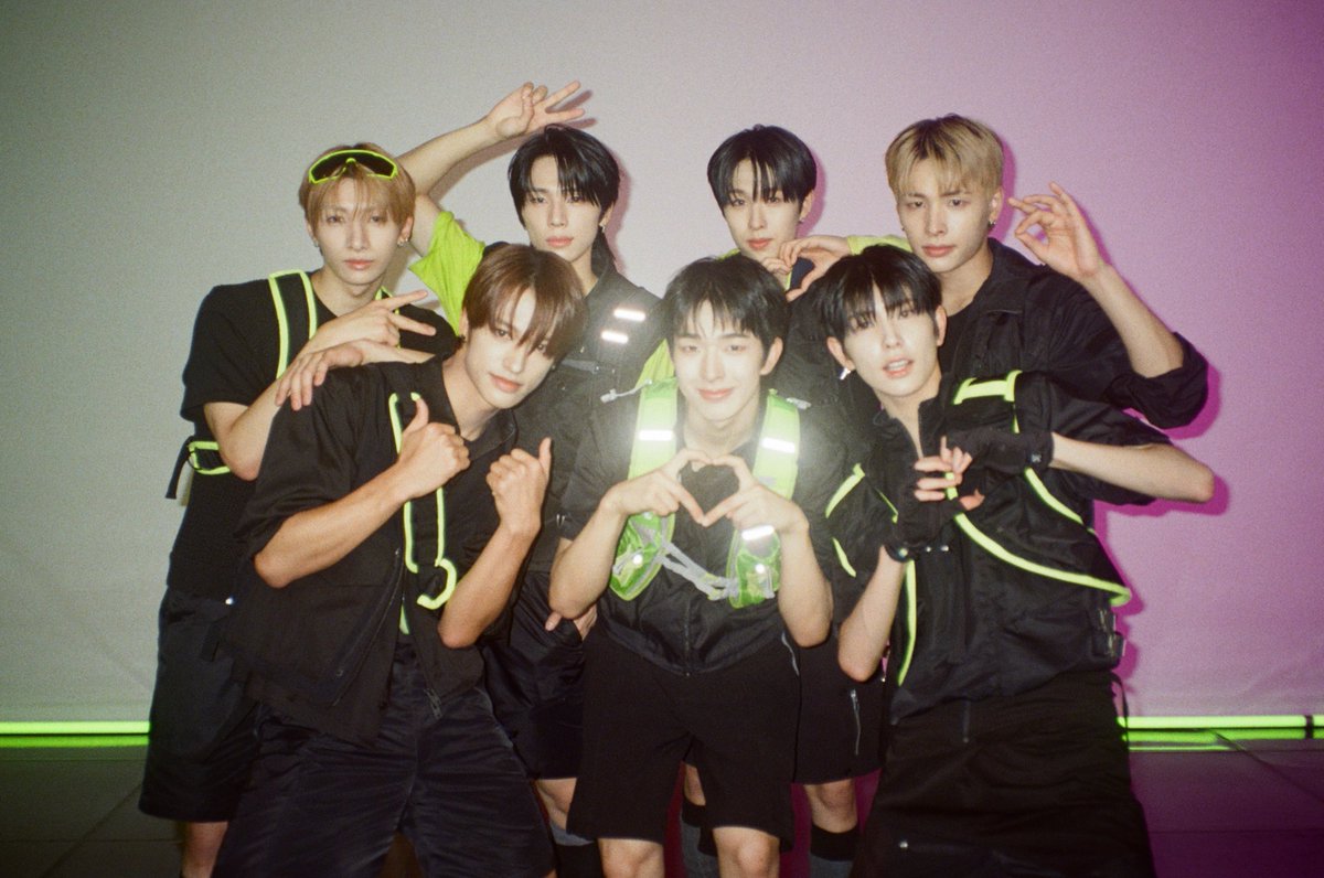 M2MPD's tweet photo. 필름카메라로 기록한 9월의 추억📸 10월에도 쭈욱 엠투와 함께해요❣ #9월의엠투 #M2film #릴레이댄스 #NEXZ #넥스지 @NEXZ_official https://t.co/aDvTkADawy