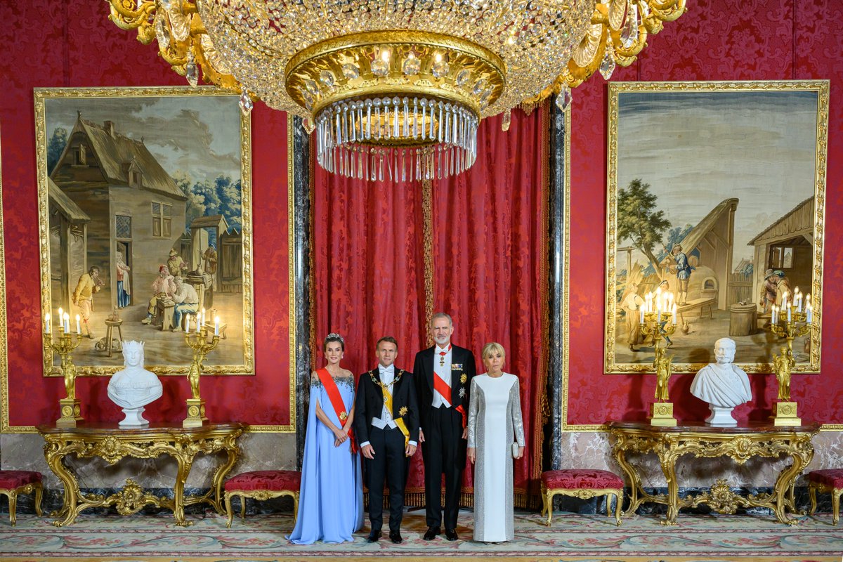 PatrimNacional's tweet photo. 🏰 El Salón del Trono y la Saleta Oficial del #PalacioReal de Madrid fueron los escenarios previos a la Cena de Gala ofrecida anoche por sus SS. MM. los Reyes a Sus Excelencias el Presidente de la República Francesa, Emmanuel Macron y la Primera Dama, Brigitte Macron 🇫🇷 https://t.co/9vM0tuOOOY