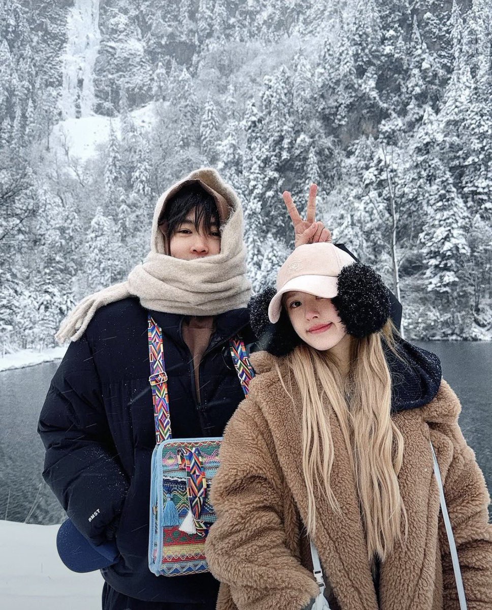 Princess_rosyyy's tweet photo. หม่าเกอพูดถึงน้องจ้าว บอกว่าน้องเหมือนน้องสาวของพี่แกจริง ๆ (พูดแบบนี้มาโดยตลอด แล้วพี่แกอยู่เคียงข้างน้องเหมือนคนในครอบครัวคนนึงเลยไม่ว่าน้องจะเจอกับอะไร)

“เธอเหมือนกับน้องสาวในชีวิตจริงของผมเลยครับ ผมมองเธอเป็นน้องสาวตัวเล็ก ๆ คนหนึ่งจริง ๆ และเธอก็เป็นคนที่ช่วยเพิ่มความมั่นใจให้ผมมาก ๆ เธอพูดกับผมว่า ทำไมพี่ถึงไม่เป็นตัวของตัวเองให้ดีล่ะ ทำไมต้องพยายามไปเป็นคนอื่นด้วย”

“ปกติแล้วเราก็ต้องอยากดูดีกันใช่ไหมครับ ทุกคนก็ทำแบบนั้นกันทั้งนั้นแหละ แต่เธอคอยบอกผมว่า ใช้สิ่งที่มีอยู่แล้วดึงมันมาผสมผสานเข้ากับตัวละครสิ แบบว่า...ดึงความตลกในตัวพี่ออกมา พี่เป็นคนตลกนะ”

“เธอบอกอีกว่า ฉันรู้ว่าบนโลกออนไลน์เขากำลังคุยอะไรกันอยู่ และฉันก็เห็นมันเหมือนกัน แต่พอเอนตัวลงไปทำจริง ๆ แล้ว เกมมันยังไม่จบหรอกนะ พี่มีความสามารถที่จะปั้นแต่งตัวละครนั้นขึ้นมาใหม่ได้ มันขึ้นอยู่กับพี่เลย”

แล้วพี่แกก็พูดถึงตอนถ่าย HiddenLove

“พวกเราเลยมีฉากดี ๆ ด้วยกันหลายฉากเลยครับ ซึ่งส่วนใหญ่เป็นการด้นสดนอกบท ในฉากนั้นผมต้องคอยติวให้เธอ ตามบทเดิมคือพอเธอร้องไห้เสร็จแล้วเดินออกจากห้องไปก็เป็นอันจบฉาก แต่การแสดงสดตอนนั้นคือ เธอกำลังโกรธมาก ๆ ลุกขึ้นแล้วเริ่มเดินออกไปที่ประตู ผมรู้ว่าเธอจะต้องพูดว่า แม่!!! แน่ ๆ ผมก็เลยชิ่งจังหวะตัดหน้า เดินเข้าไปประจันหน้ากับเธอตรง ๆ แล้วตะโกนคำว่า แม่!!!! แบบนี้เลย ผมพูดมันออกมาก่อน แล้วเธอก็เลยตะโกนไม่ได้ กลายเป็นว่าแผนผมสำเร็จ”