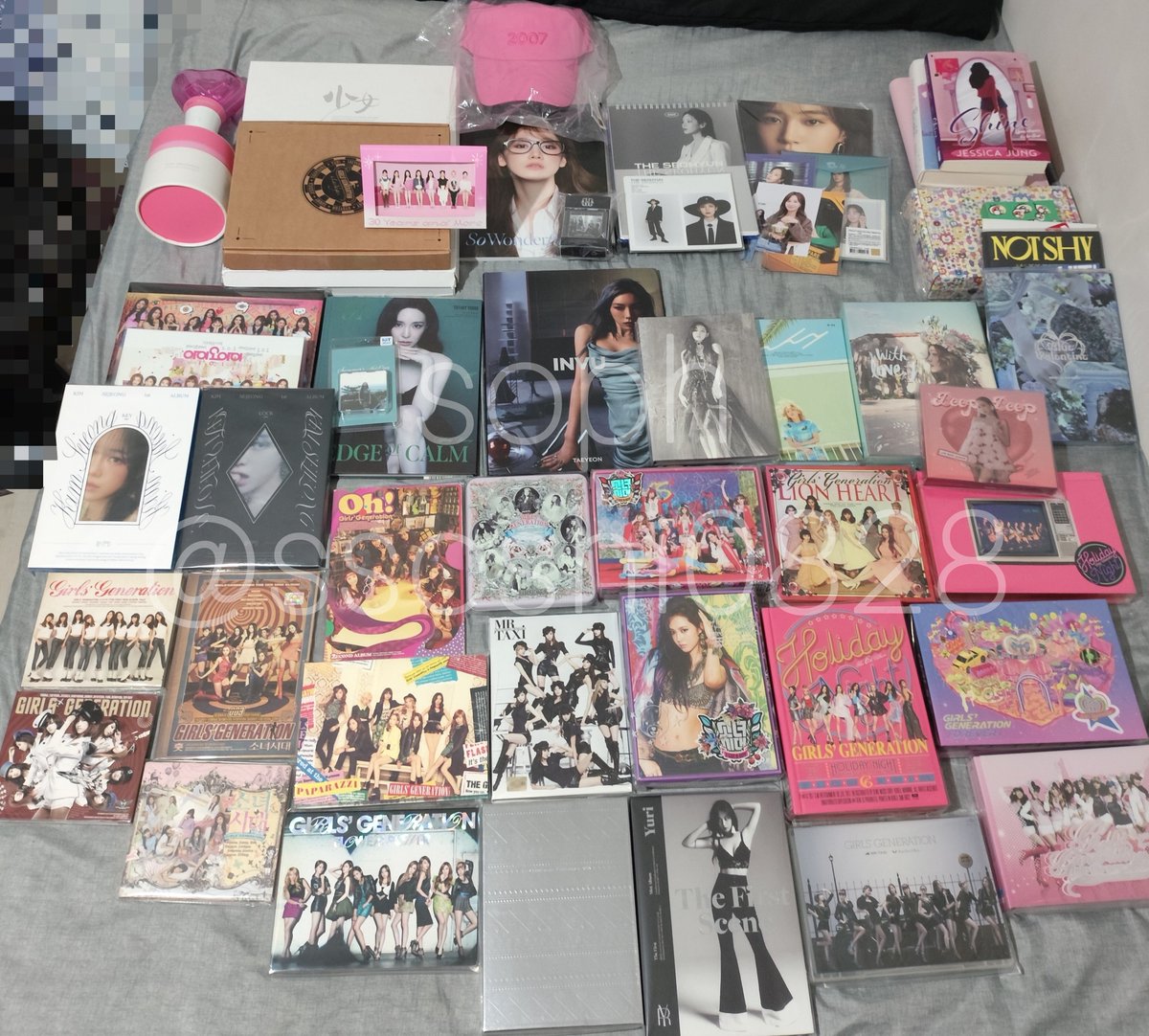ssoshi0828's tweet photo. E pensar que a minha eu do ano passado nunca ia imaginar ter tudo isso...

Tô muito feliz com a minha coleção 😭😭💗 https://t.co/6F8LUSTa6s