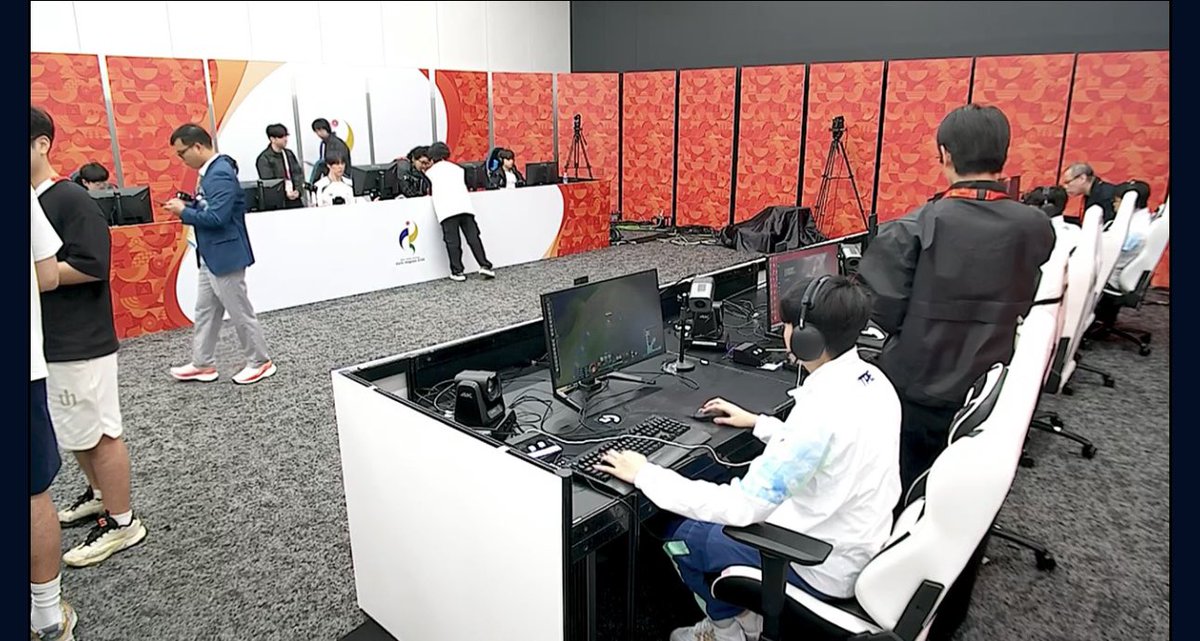 mititune_n's tweet photo. 今名古屋でｅスポーツのアジア大会やってて海外の超人気選手とか来てるのに、会場がめっちゃ貧相な会議室みたいな空間(画像1)だし、LOLの試合は解説実況とかもロクに無い垂れ流し配信で悲しいよ…😢

worldsとかの世界大会の会場(画像2、3)との落差よ…来てくれた選手達に申し訳なすぎる https://t.co/4e4AKAF9ov