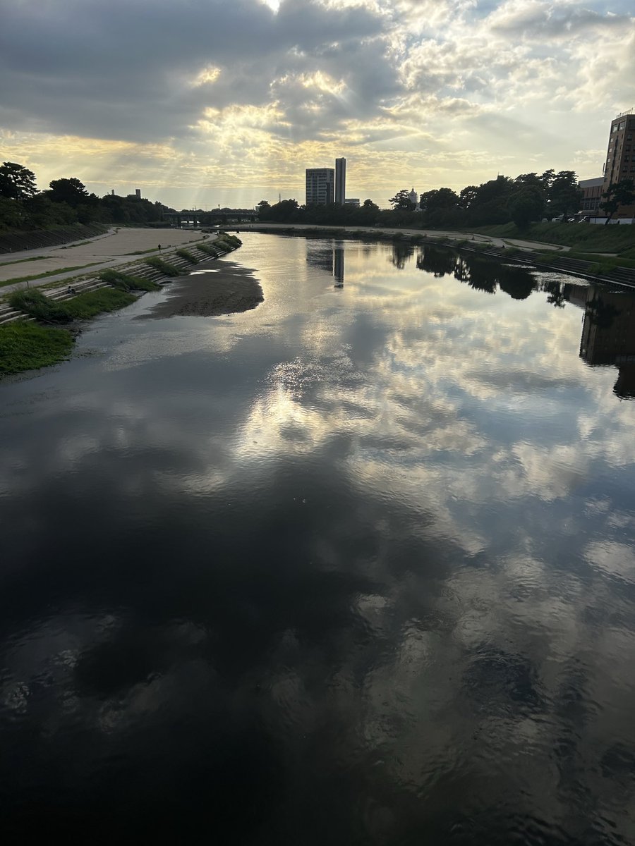 worklife47's tweet photo. 河原を散歩🚶
最近のお気に入りです
これまでとこれからについて。
立ち止まる難しさと、
これからの一歩を歩む難しさ。
どちらも本当に考えさせられる。 https://t.co/ayveXLjTTR