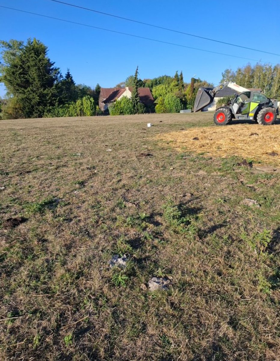 usaa_02's tweet photo. 🌱Au Petit-Verly, les éleveurs alertent : depuis juillet, la pousse de l’herbe est au point mort. Prairies grillées, animaux rentrés et stocks fourragers d’hiver déjà entamés.

Pourtant, l’indice satellite AIRBUS ne reflète toujours pas cette réalité.

➡️ On marche sur la tête ! https://t.co/JzfnSChT4Z