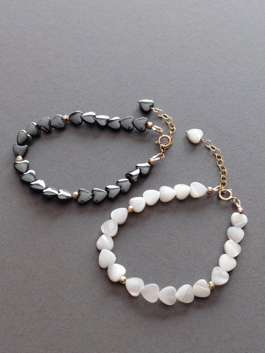 JewelrySeth's tweet photo. 今週末のイベントに向けて、さらに新作 #ブレスレット をお作りしましたよ

ホワイトの輝きが上品なハート・シェイプの #マザーオブパール を贅沢に使い、ゴールドのメタルビーズをさり気なくポイントにしました

こちらは、先日ご紹介したブラック・カラーの #ヘマタイト と同デザインです(pic3) https://t.co/uj7Dlc6Tym