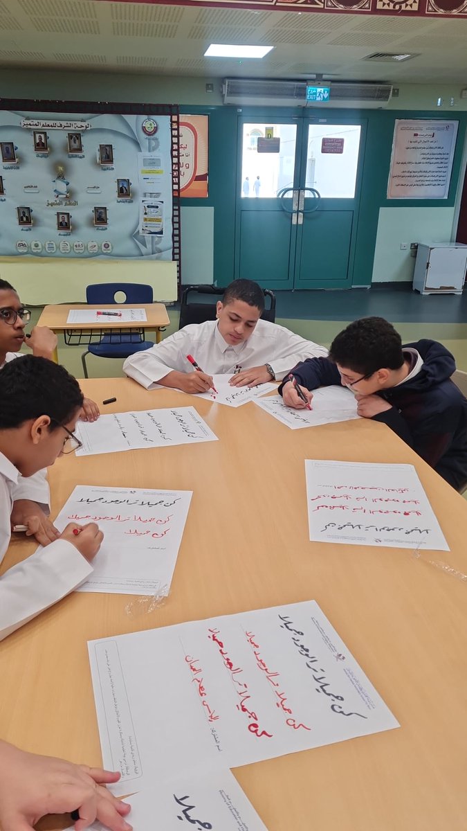 abhschool's tweet photo. نظّم قسم اللغة العربية بمدرسة أحمد بن حنبل الثانوية للبنين مسابقةً في **خط الرقعة** للطلاب والمعلمين خلال فترة الفسحة، بهدف إبراز جمال الخط العربي وتنمية مهارات الكتابة، وسط مشاركة وتفاعل مميزين. https://t.co/zLS8nDfa57