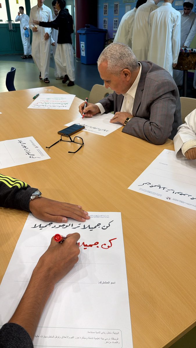 abhschool's tweet photo. نظّم قسم اللغة العربية بمدرسة أحمد بن حنبل الثانوية للبنين مسابقةً في **خط الرقعة** للطلاب والمعلمين خلال فترة الفسحة، بهدف إبراز جمال الخط العربي وتنمية مهارات الكتابة، وسط مشاركة وتفاعل مميزين. https://t.co/zLS8nDfa57