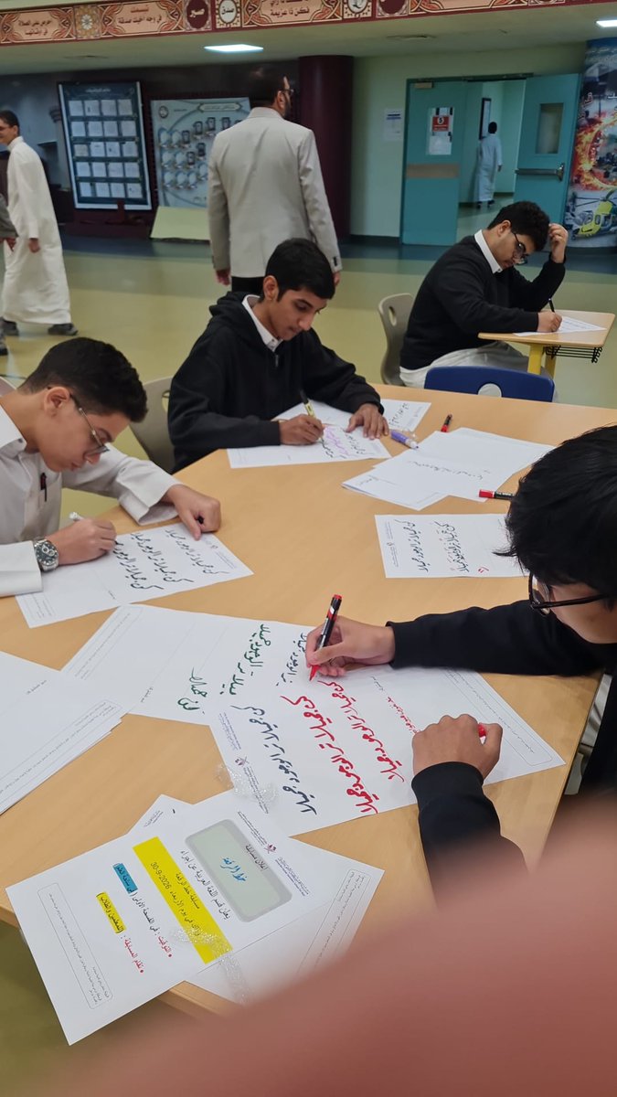 abhschool's tweet photo. نظّم قسم اللغة العربية بمدرسة أحمد بن حنبل الثانوية للبنين مسابقةً في **خط الرقعة** للطلاب والمعلمين خلال فترة الفسحة، بهدف إبراز جمال الخط العربي وتنمية مهارات الكتابة، وسط مشاركة وتفاعل مميزين. https://t.co/zLS8nDfa57