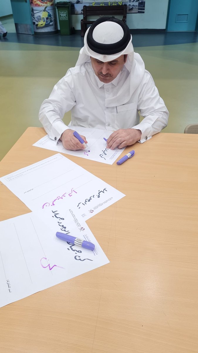 abhschool's tweet photo. نظّم قسم اللغة العربية بمدرسة أحمد بن حنبل الثانوية للبنين مسابقةً في **خط الرقعة** للطلاب والمعلمين خلال فترة الفسحة، بهدف إبراز جمال الخط العربي وتنمية مهارات الكتابة، وسط مشاركة وتفاعل مميزين. https://t.co/zLS8nDfa57