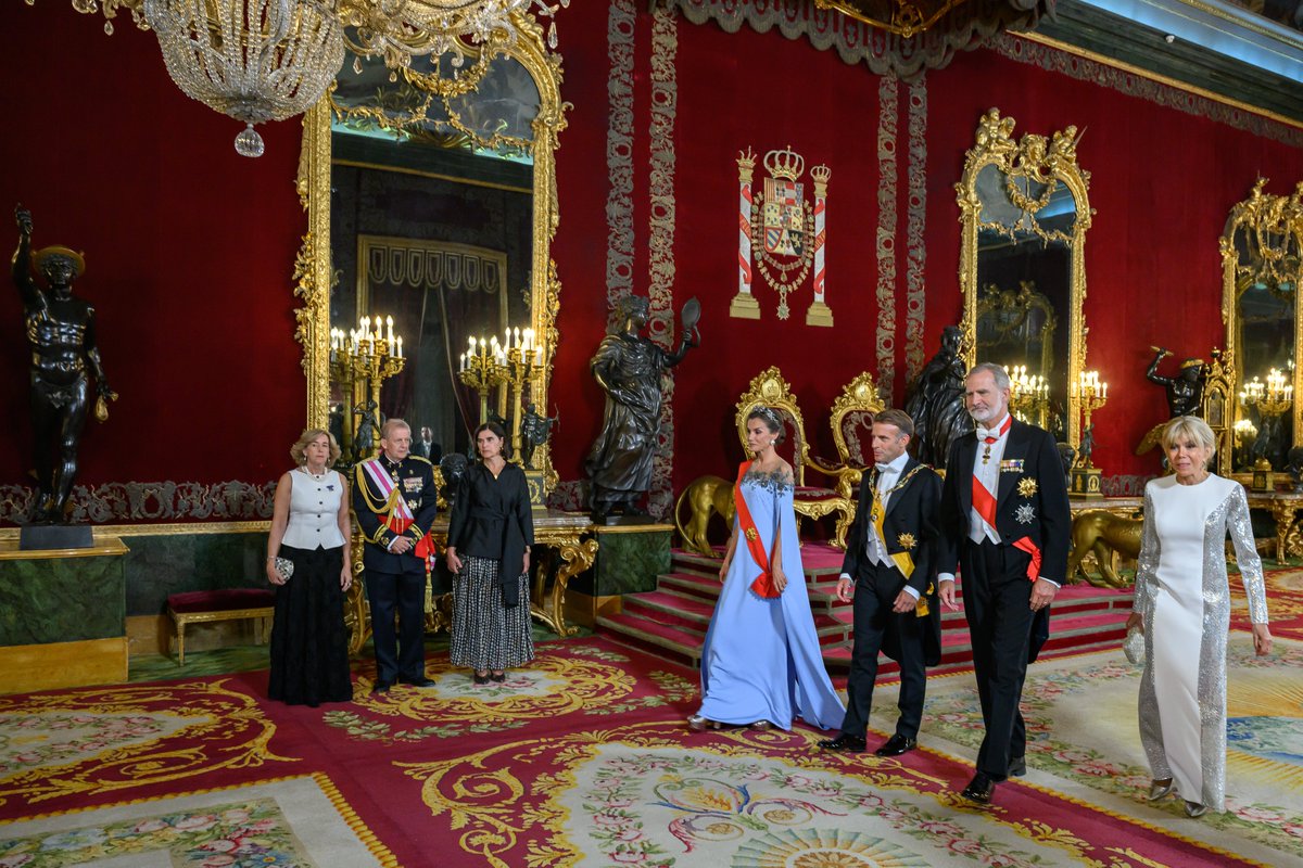 PatrimNacional's tweet photo. 🏰 El Salón del Trono y la Saleta Oficial del #PalacioReal de Madrid fueron los escenarios previos a la Cena de Gala ofrecida anoche por sus SS. MM. los Reyes a Sus Excelencias el Presidente de la República Francesa, Emmanuel Macron y la Primera Dama, Brigitte Macron 🇫🇷 https://t.co/9vM0tuOOOY