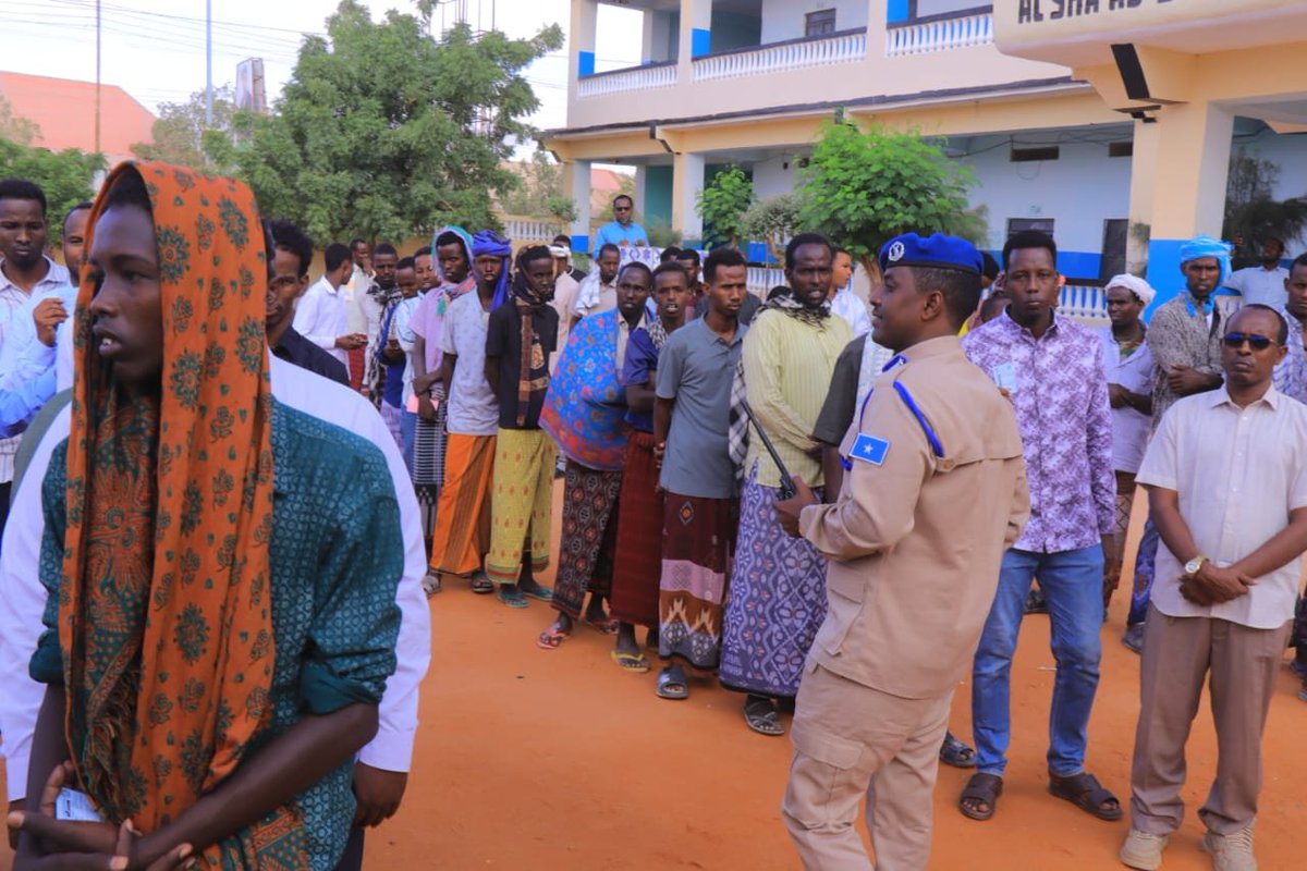 SONNALIVE's tweet photo. Officials from the Federal Government and Galmudug State joined residents in Galkayo turning out in large numbers to cast ballots for the Galmudug House of Representatives and local councils. #Somalia #Galmudug #Galkayo #Elections #Democracy #SONNA https://t.co/SIoz4AvfcN