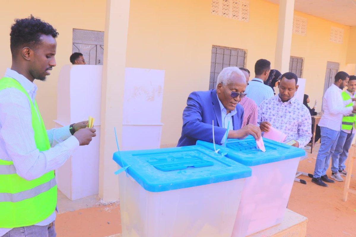 SONNALIVE's tweet photo. Officials from the Federal Government and Galmudug State joined residents in Galkayo turning out in large numbers to cast ballots for the Galmudug House of Representatives and local councils. #Somalia #Galmudug #Galkayo #Elections #Democracy #SONNA https://t.co/SIoz4AvfcN