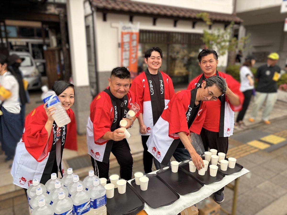 MaruhanOfficial's tweet photo. マルハン会津若松店、会津若松一箕店のスタッフが会津若松市の「会津まつり」にボランティアとして参加いたしました。
参加当日は会津藩公行列の方たちへの給水係として、行列に参加された方、地域の方々とふれあいながらお手伝いさせていただきました。
今後も2店舗で地域に根差した活動を行います。 https://t.co/1pZ60jpUVO