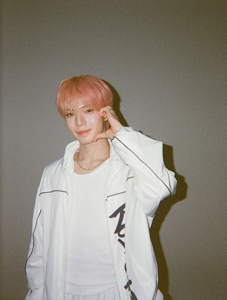 M2MPD's tweet photo. 필름카메라로 기록한 9월의 추억📸 10월에도 쭈욱 엠투와 함께해요❣ #9월의엠투 #M2film #SC_ORIGINAL #KO1KEYZ #コイキーズ #코이키즈 @KO1KEYZofficial https://t.co/t9cxZbNAh5