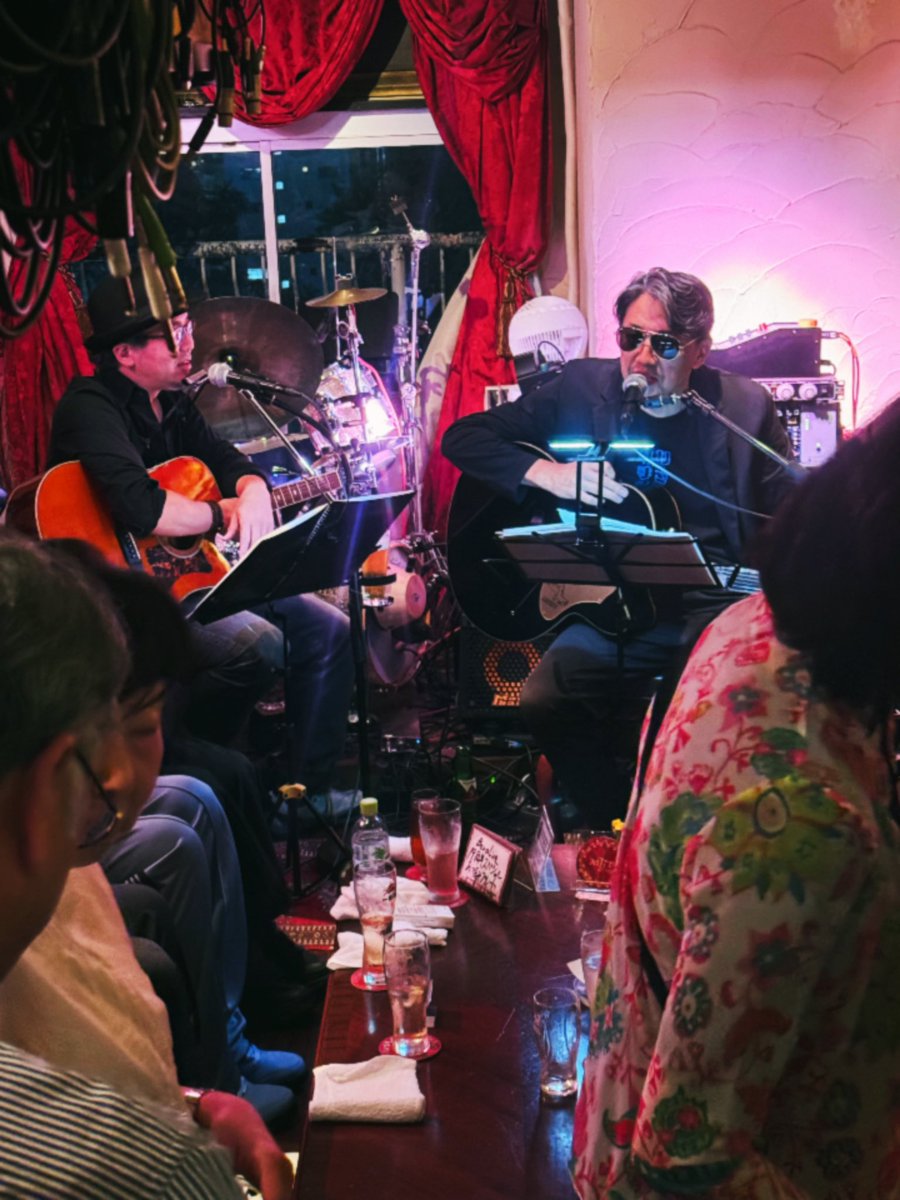 sing_draw_chie's tweet photo. 昨日は、レイバン侍こと貴山侑哉さんの毎月末火曜日の歌謡Live at Bar A Live。10月3日から北沢タウンホール小劇場B1舞台『探偵かねだはじめたがやすけ十っ墓島殺人事件』作・演出・主演の上西雄大さんがゲストシンガーという貴重なLive。私もちゃっかり飛び入り😆ちえも歩けば縁に当たる🐶 #live  #縁 https://t.co/Hi1xInDzEN